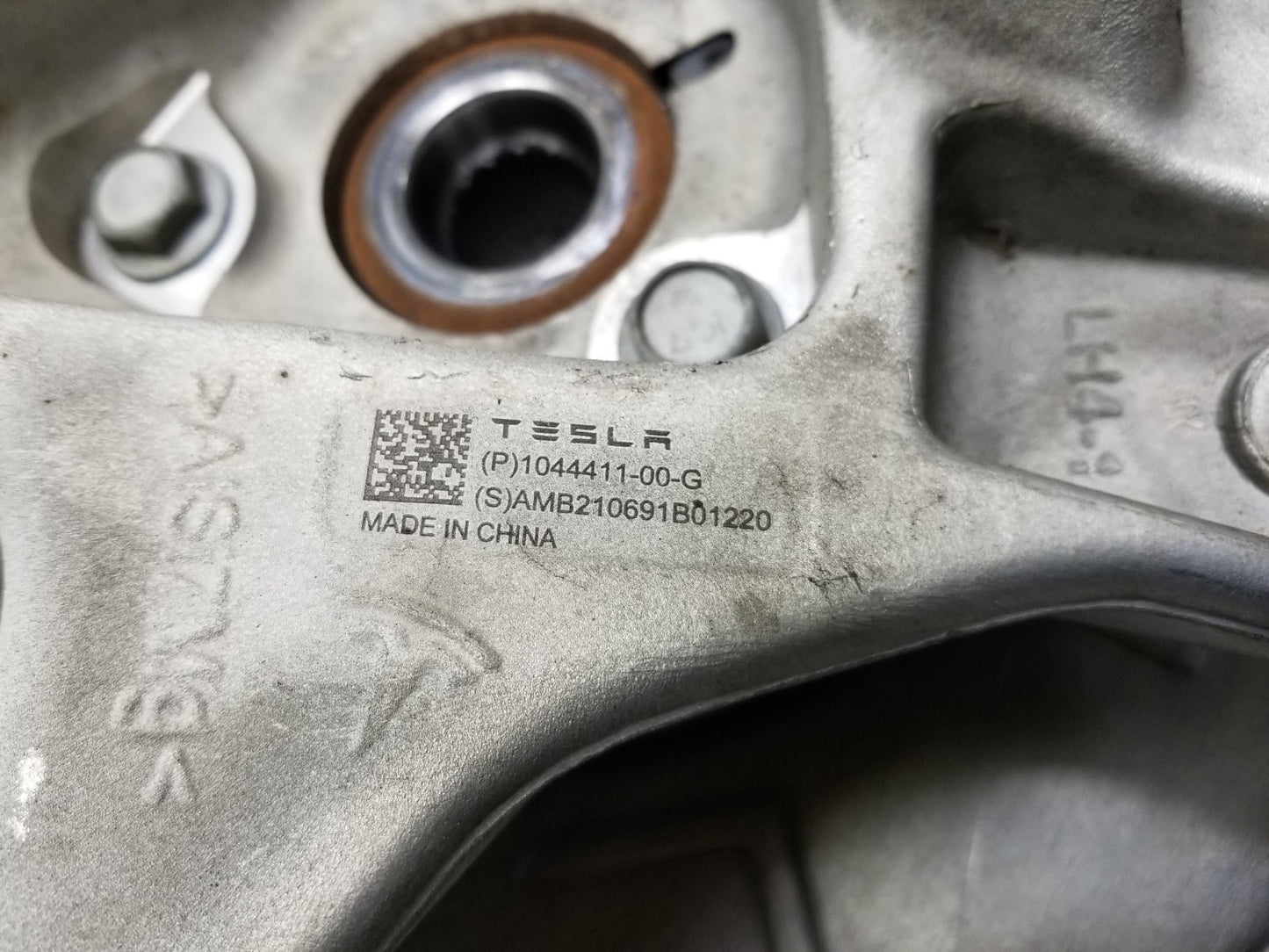 2021 Tesla Model 3 Rear Spindle Knuckle Driver Side Left 1044411-00-g OEM