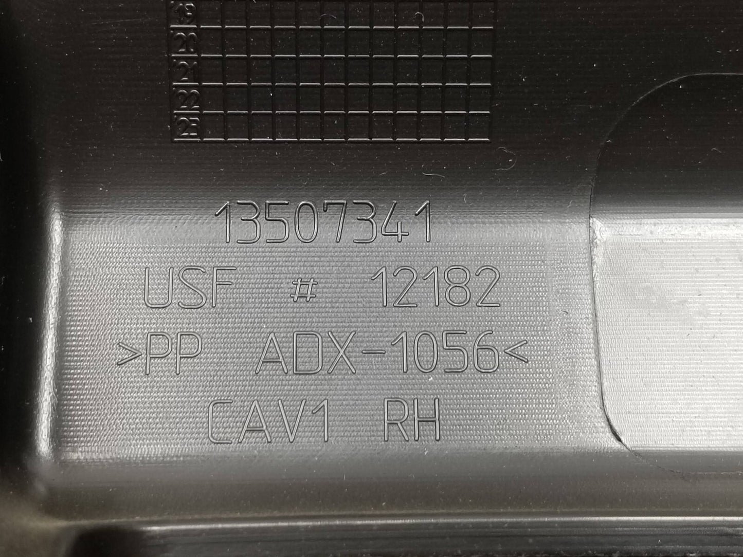 2017 Cadillac Xt5 Front Seat Side Trim Cover Front Passenger Side Right OEM