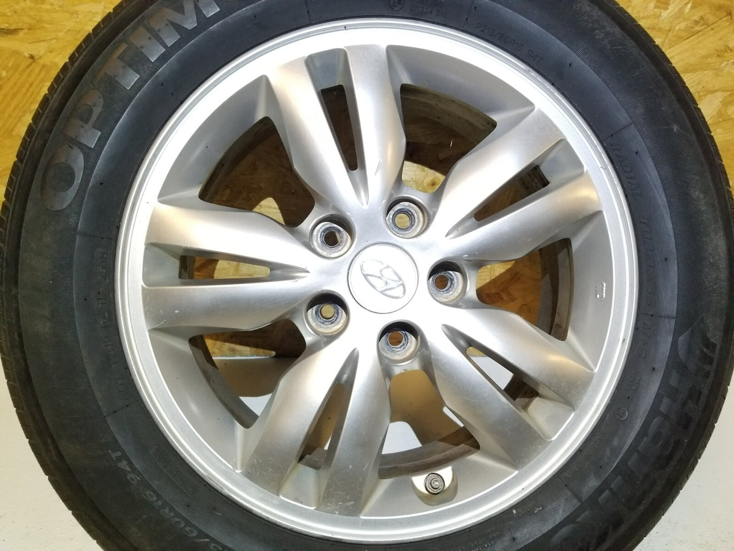 2008 Hyundai Tucson  Alloy Wheel Rim & Tire 215/60r16 OEM
