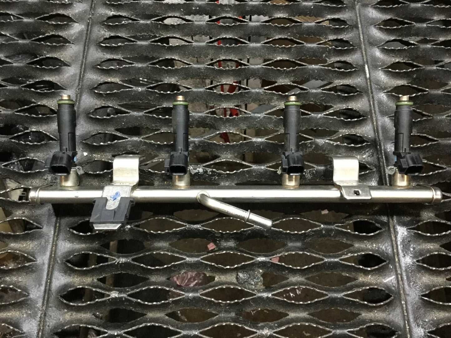 2015 Chrysler 200 Fuel Rail W/ Injector OEM
