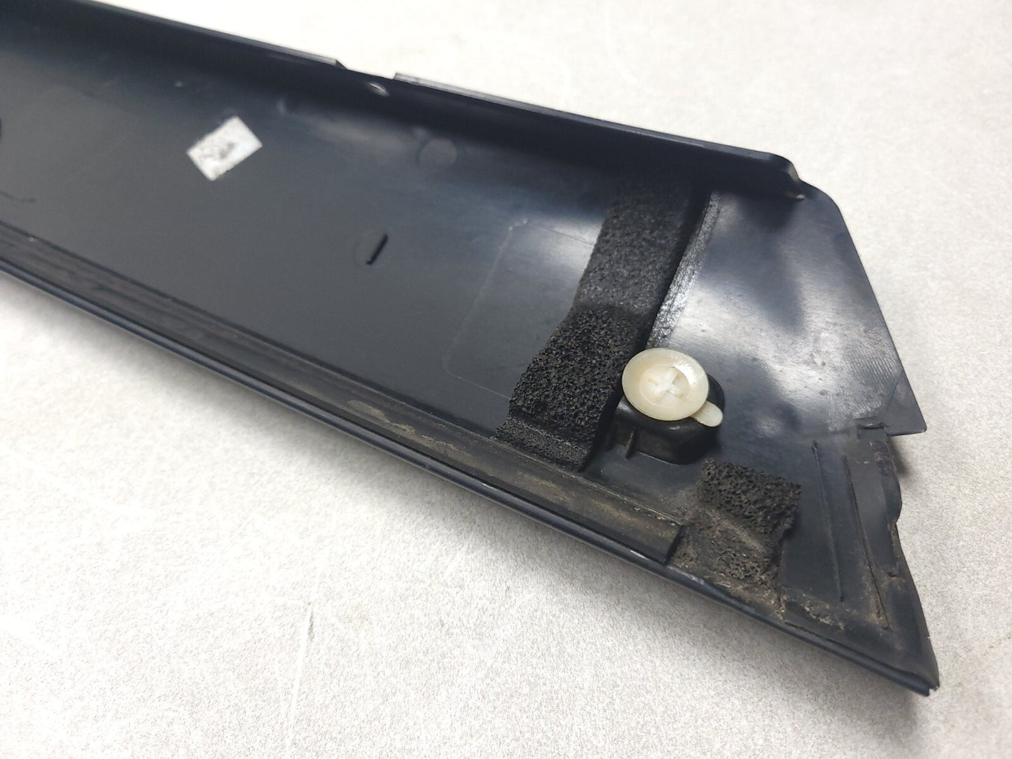 2007 Range Rover A Pillar Exterior Windshield Molding Passenger Side Right OEM