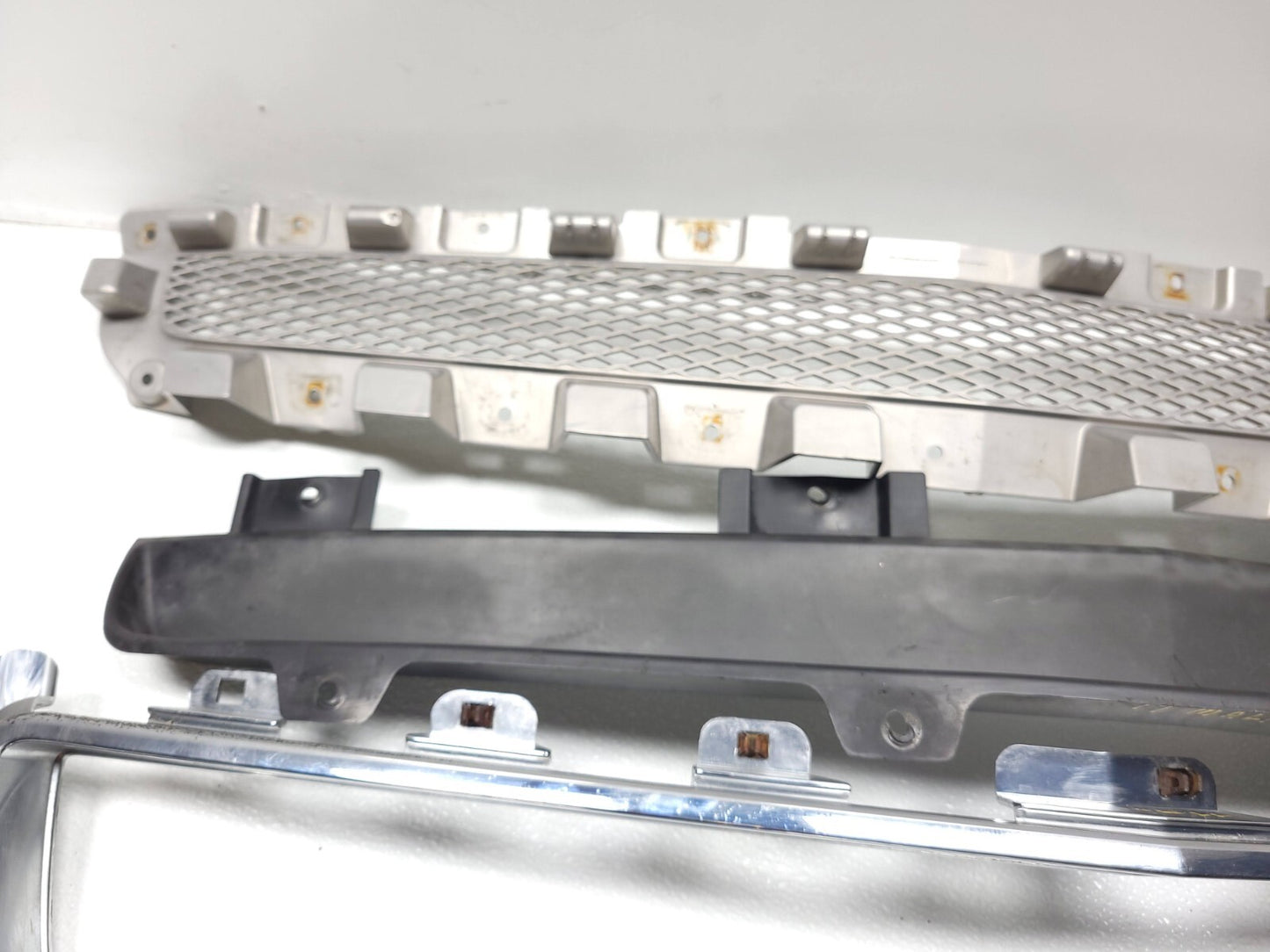 2010 Chevrolet Malibu Front Grille Chrome Trim OEM