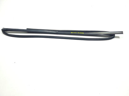 2009 Mazda Cx-7 Front Passenger Door Window Molding 2pcs W/ Weatherstrip OEM