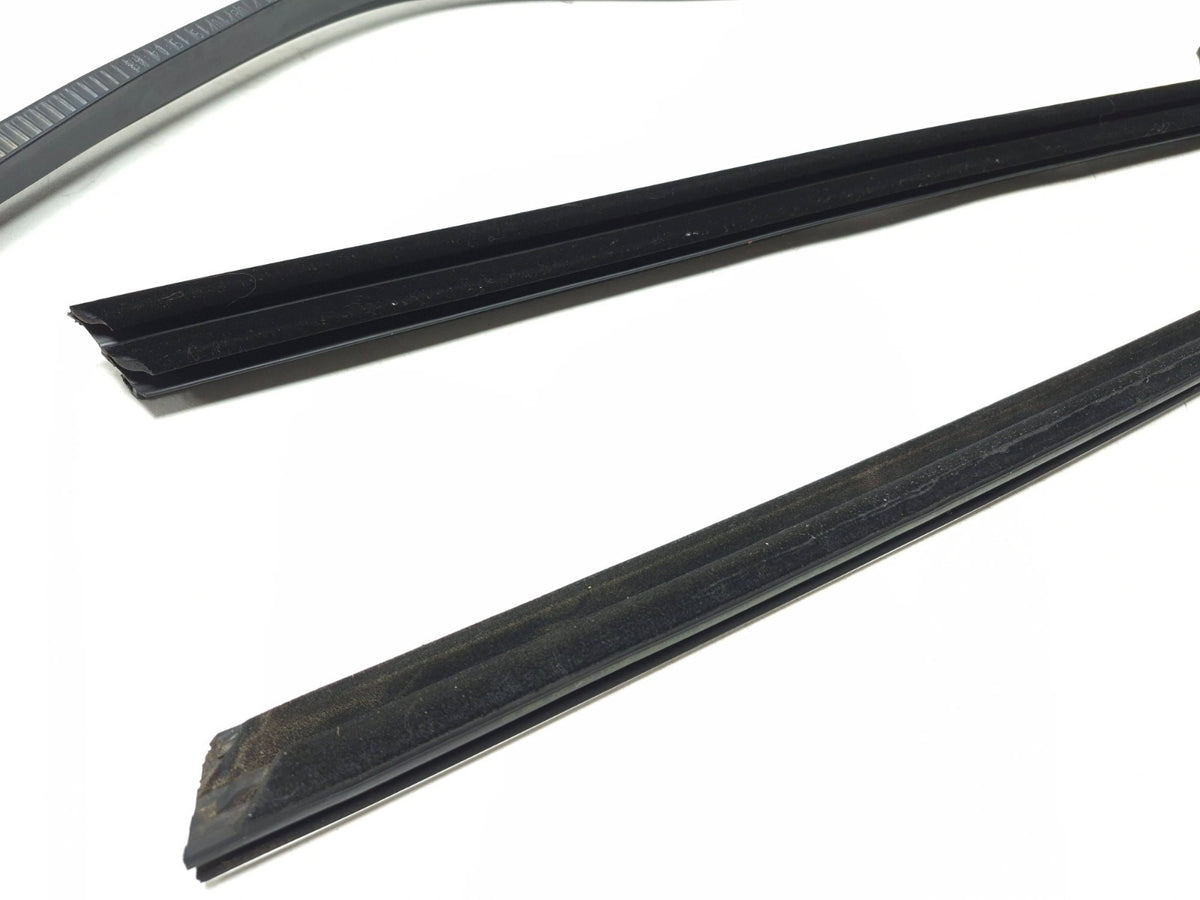 2020 Tesla Model 3 Front Door Seal & Belt Molding Passenger Side 3 Pcs OEM