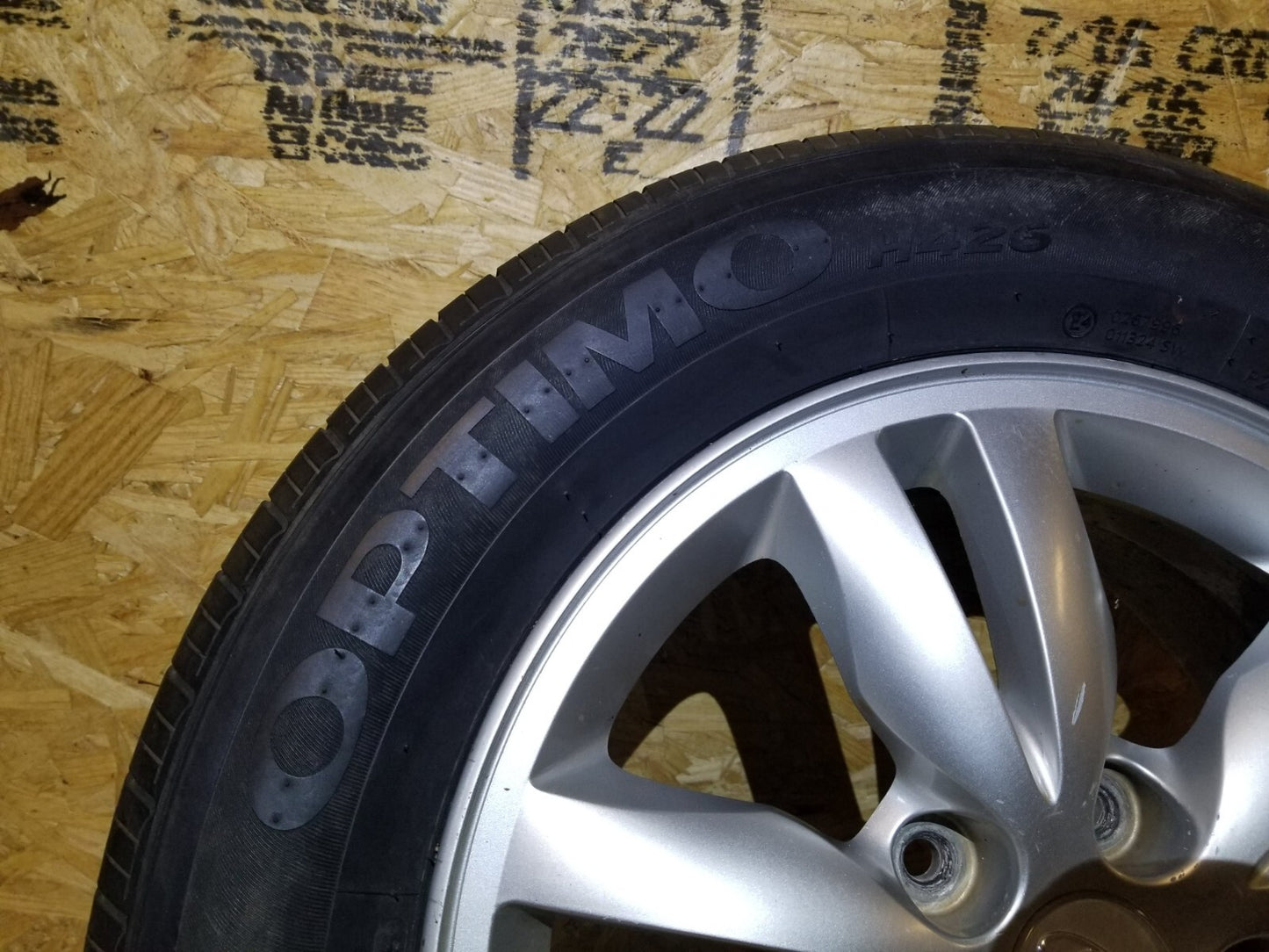 2008 Hyundai Tucson  Alloy Wheel Rim & Tire 215/60r16 OEM
