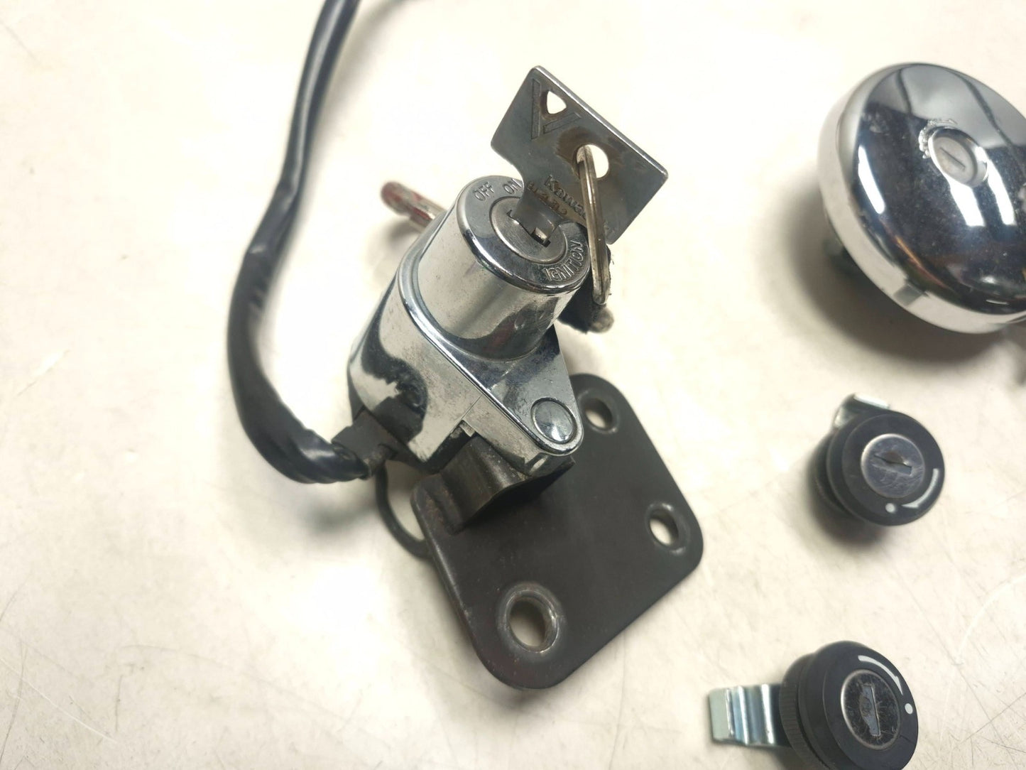 2004 Kawasaki Vulcan 800 Vn800 Ignition Set Key Lock Fuel Tank Cap OEM
