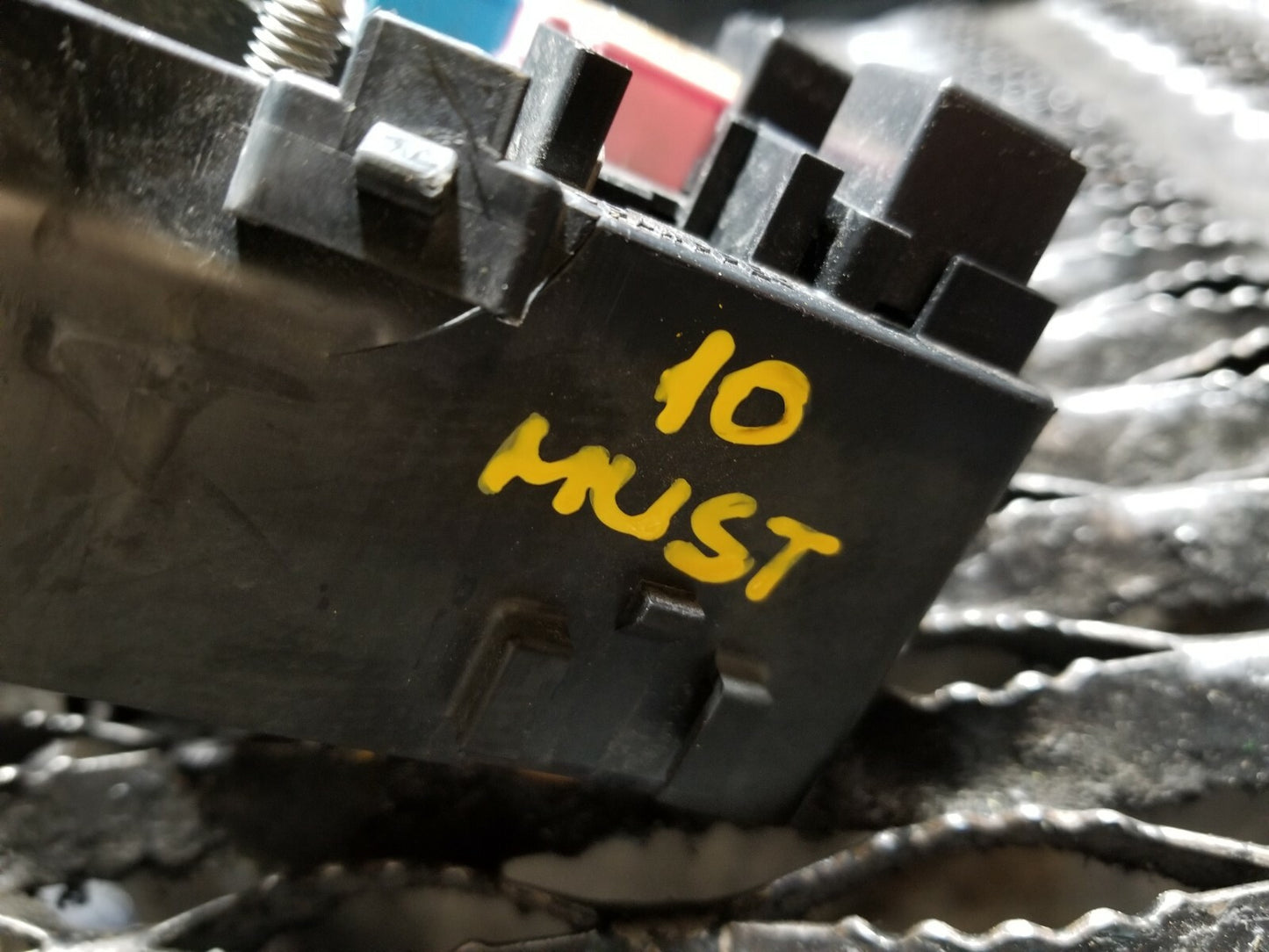 2010 Ford Mustang 4.0l Engine Bay Fuse Box OEM