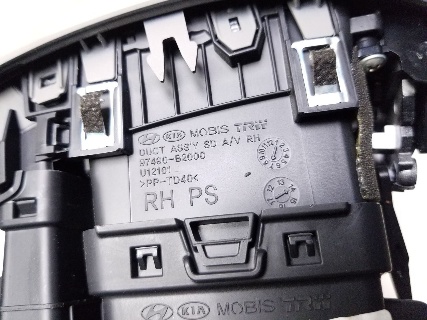 2014 - 2019 Kia Soul Front Air Vent Grill Dash Panels OEM