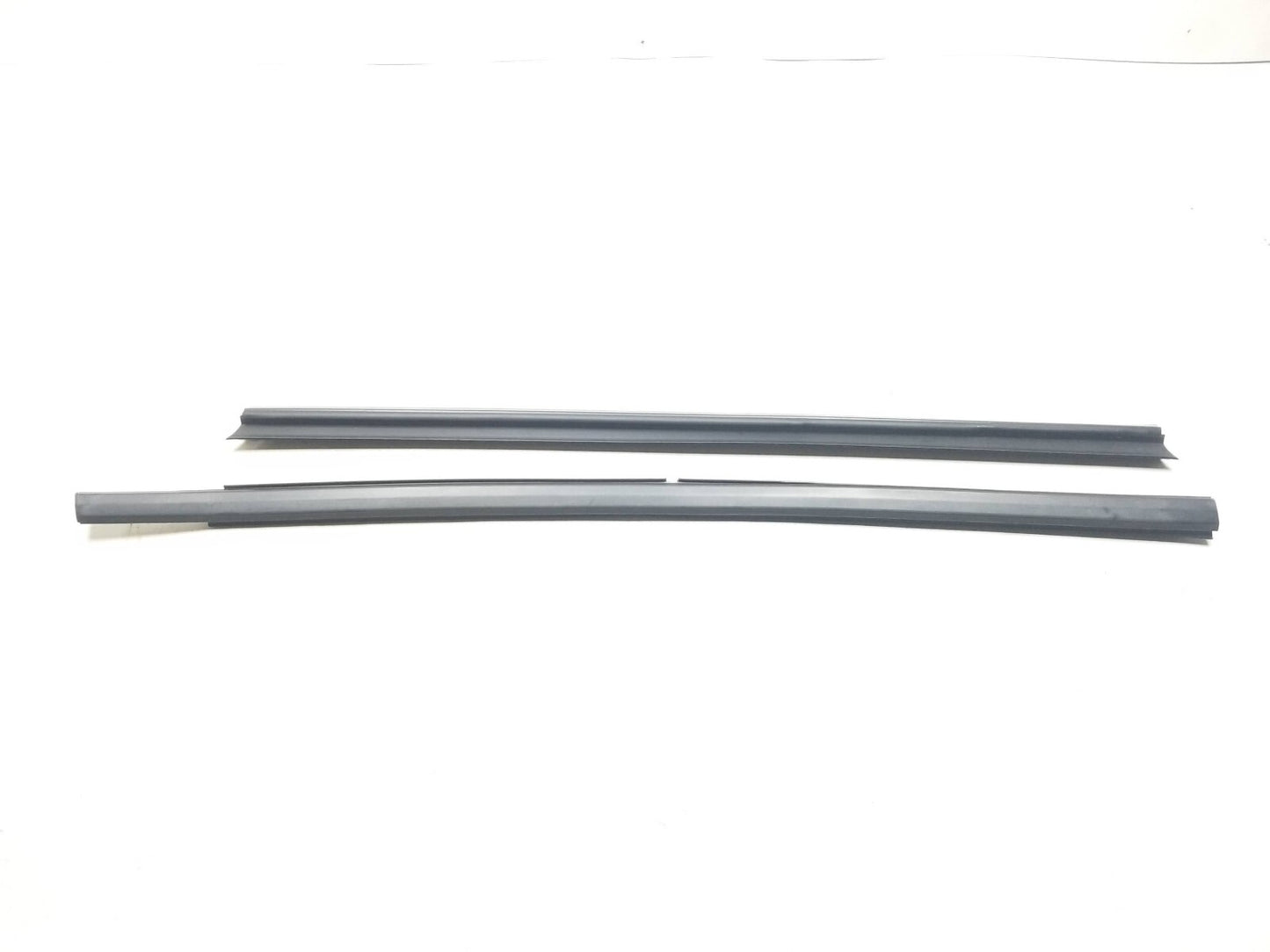 2016 Dodge Durango Rear Door Window Belt Seal Passenger Side Right OEM