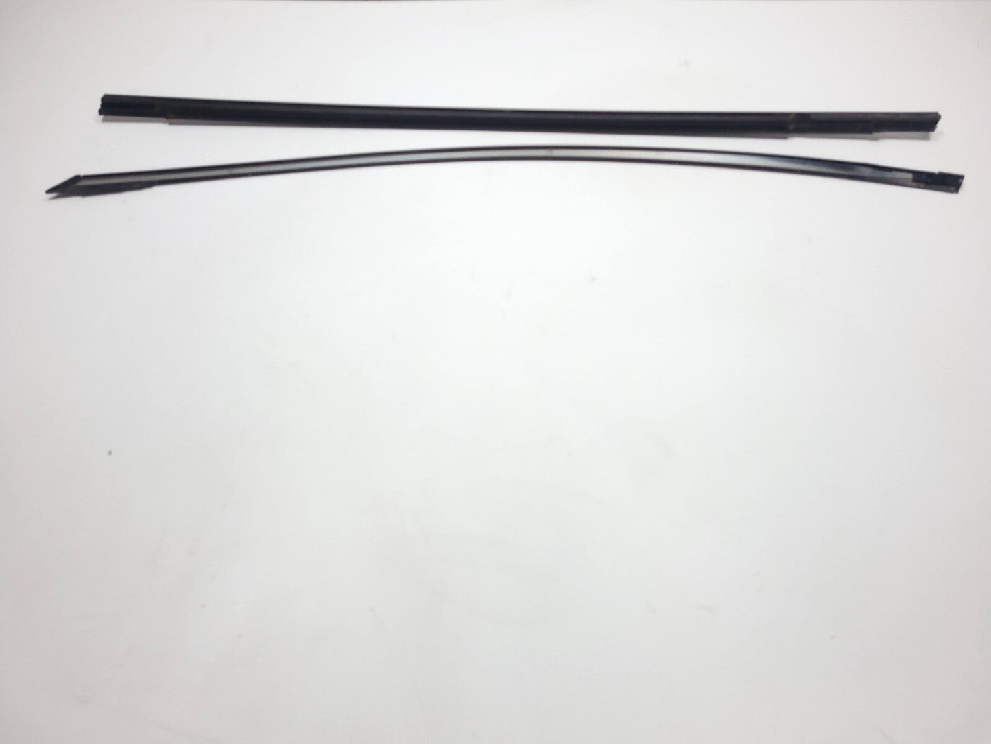 2009 Mazda Cx-7 Front Passenger Door Window Molding 2pcs W/ Weatherstrip OEM