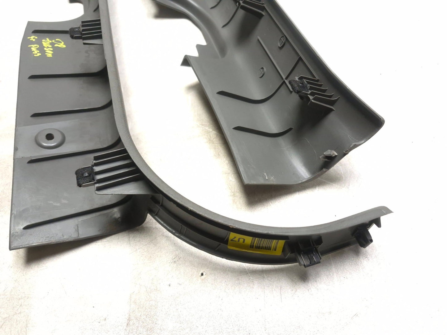 2008 Hyundai Tucson Left & Right Front Door Sill Scuff Plate Pair OEM