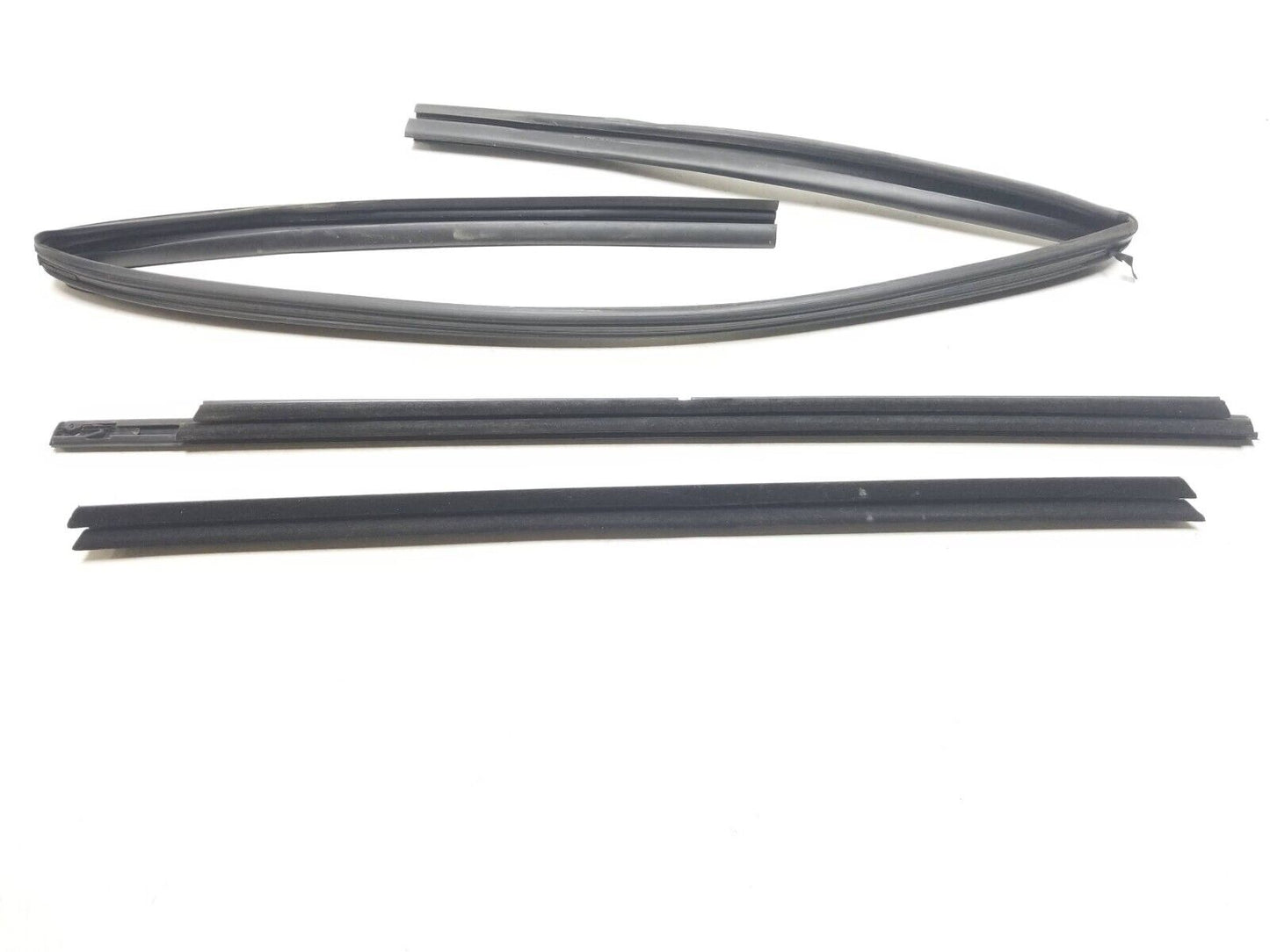 11 - 22 Dodge Durango Door Window Belt Seal Front Passenger Side Right OEM
