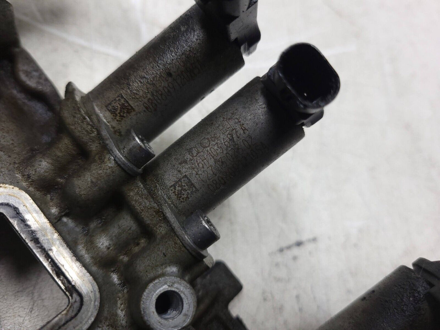 2009 - 2012 Audi A4 Quattro Engine Motor Valve Cylinder Head Cover   2.0t OEM