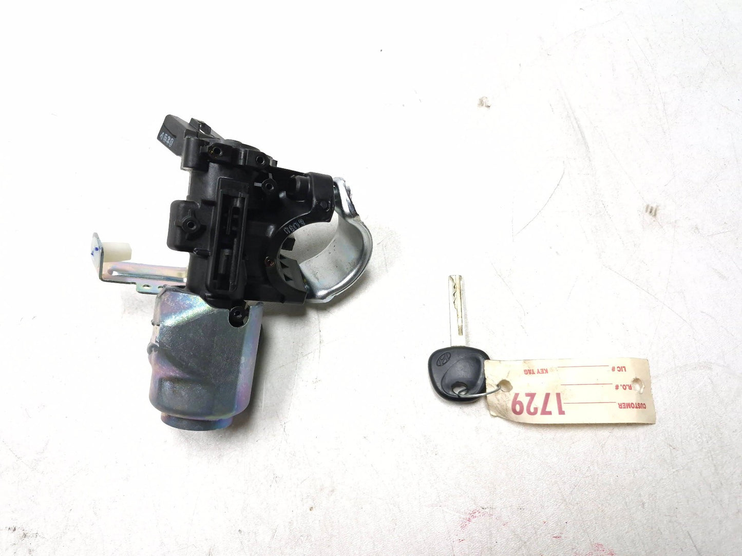 2014 Hyundai Accent Ignition Switch Cylinder With Key OEM 81910-1r110