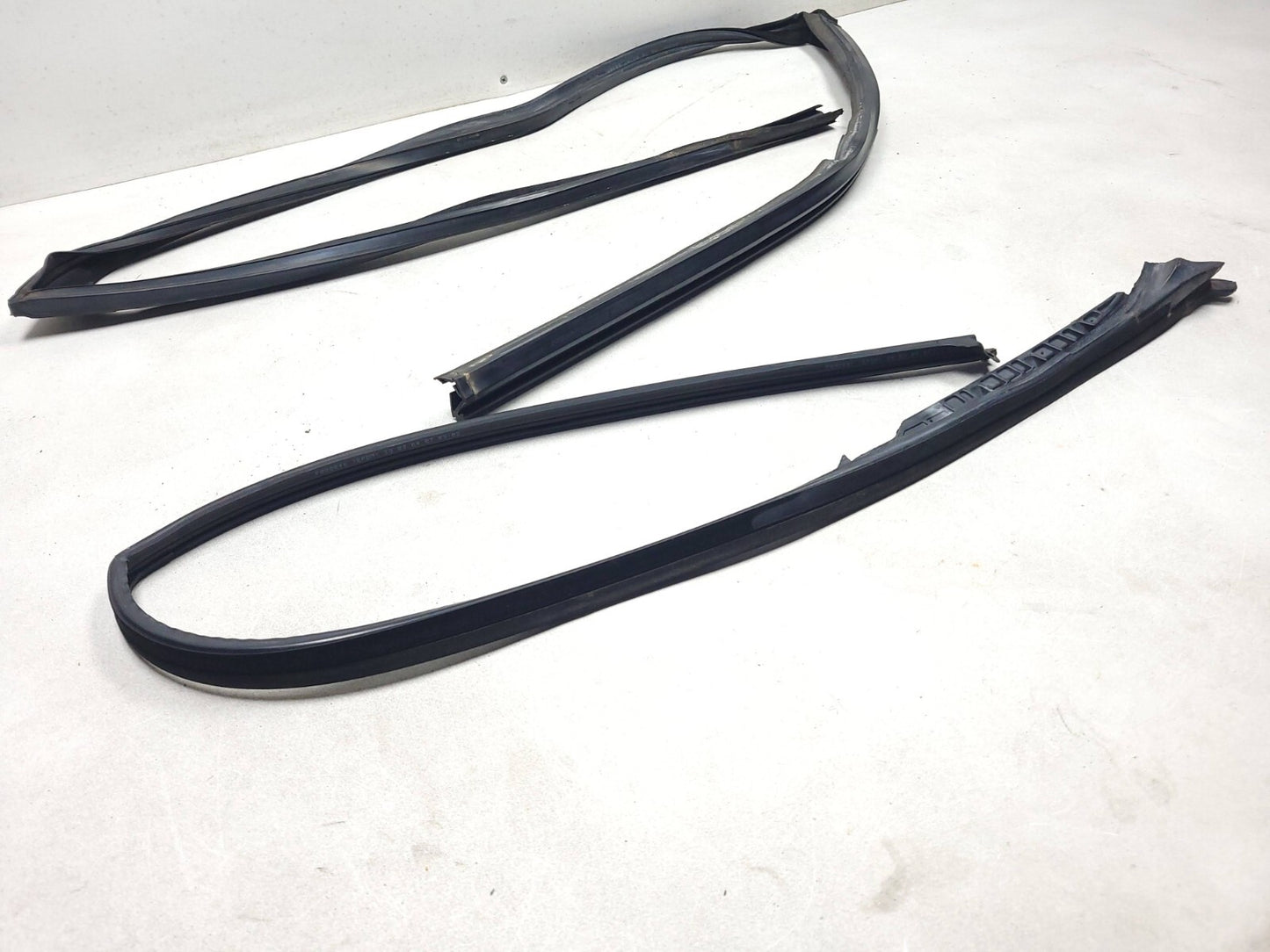 2007 Range Rover Front Door Molding & Weatherstrip Seal Passenger Side Right OEM