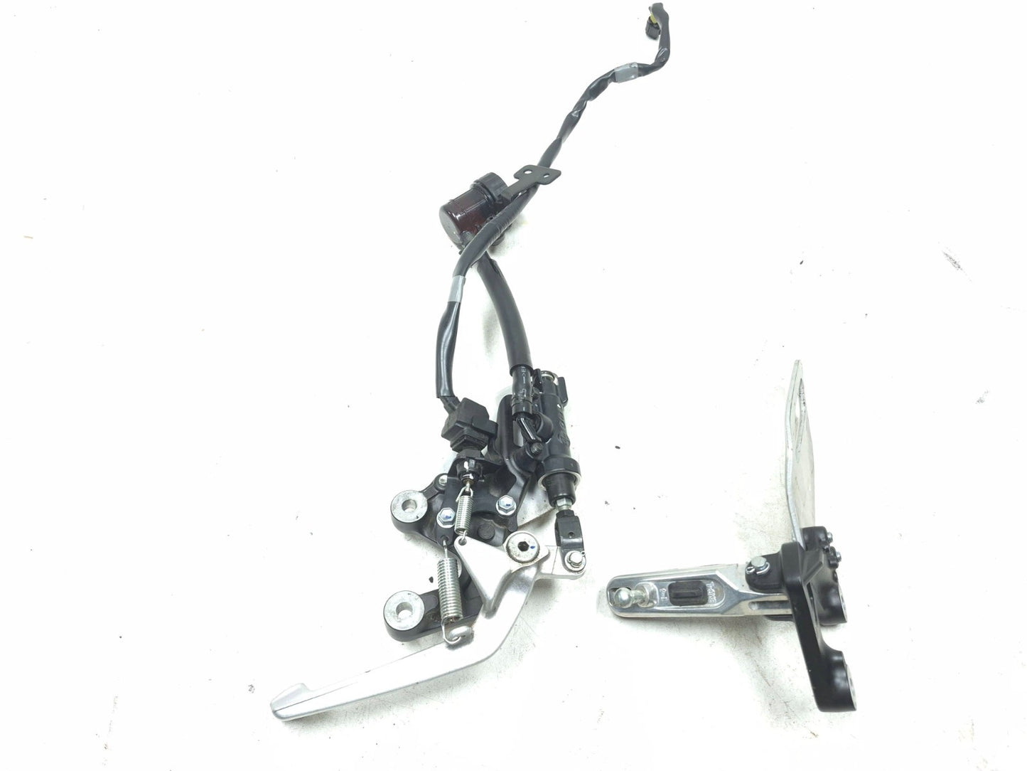 2025 Yamaha Xsr900 Front Footrest Mount W/ Master Cylinder Left & Right Pair OEM