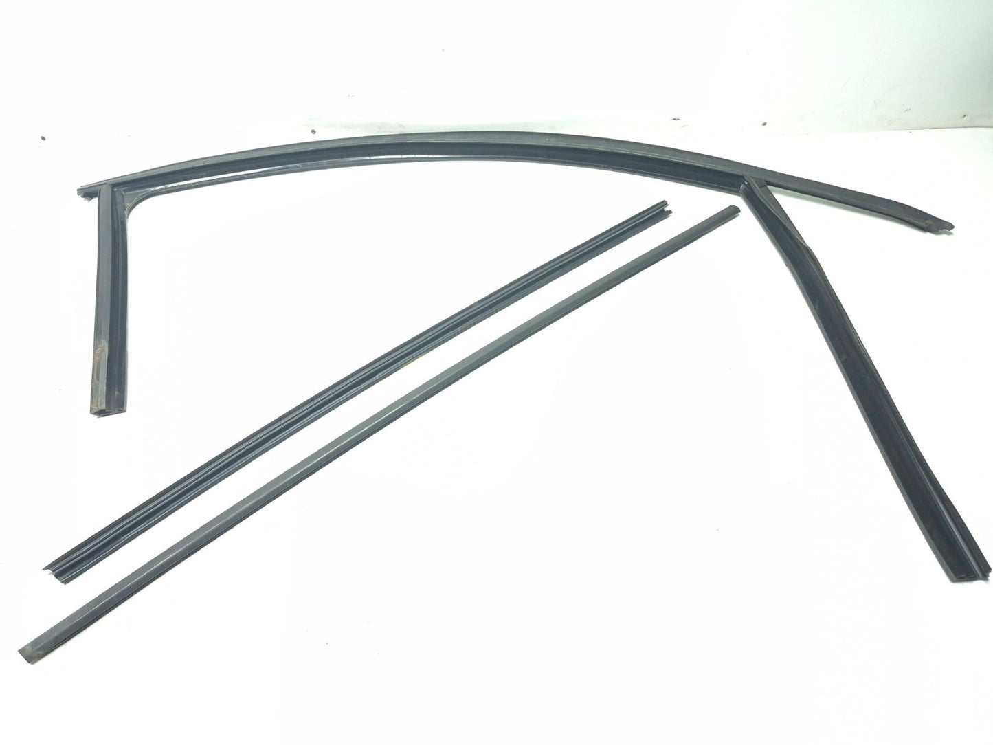 2012 Volvo C30 Front Right Passenger Door Window Belt & Weatherstrip Seal OEM