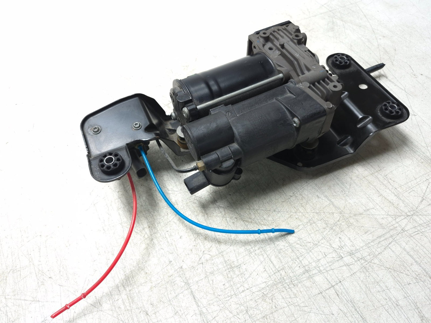 2008 BMW X6 E71 Air Suspension Compressor Pump OEM