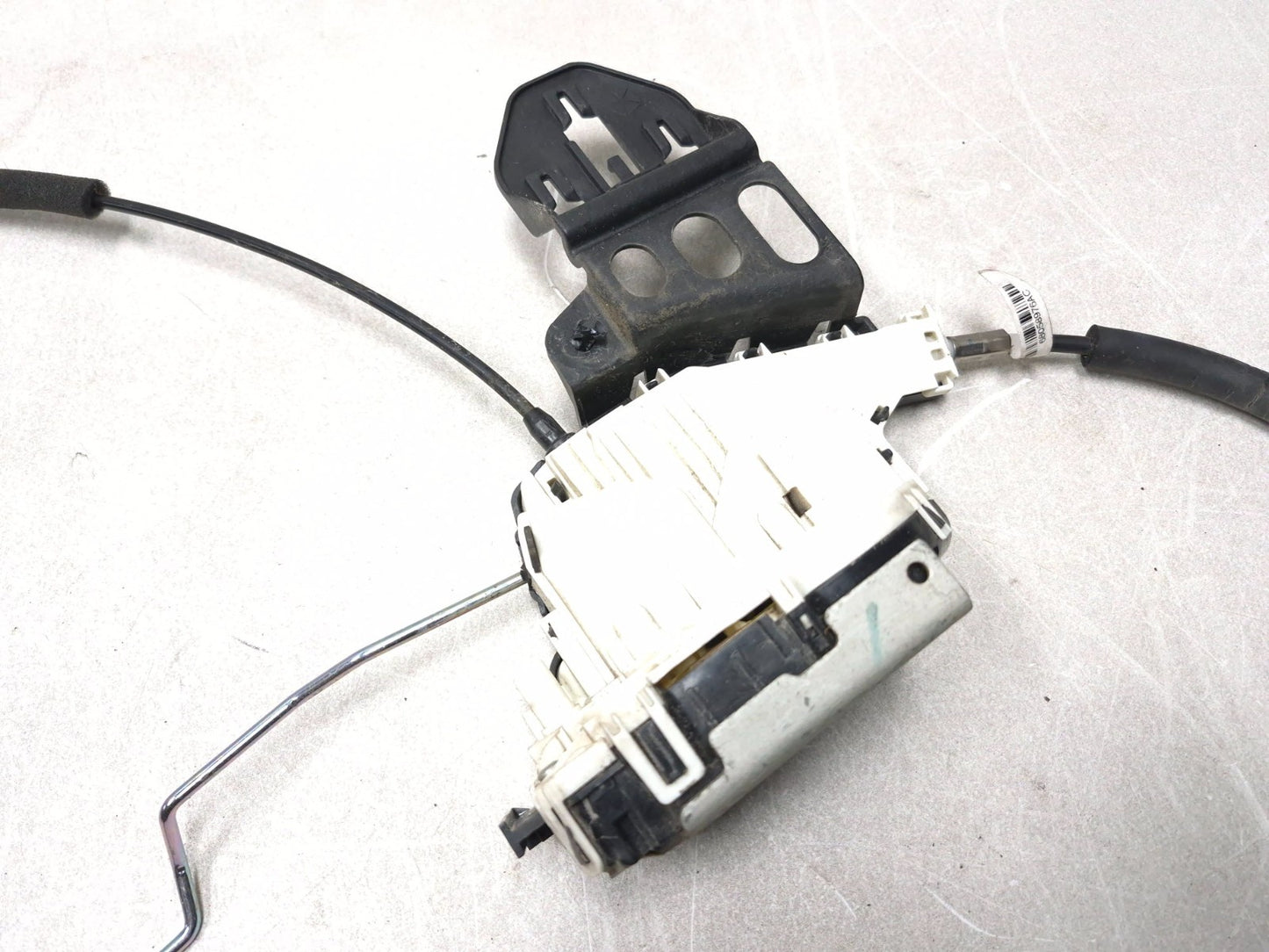 2018 Chrysler 300 Limited AWD Front Passenger Side Door Handle Lock Latch OEM