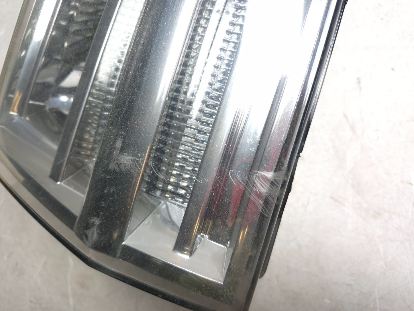 2008 Lincoln Navigator Headlight Driver Side Left OEM *damaged*