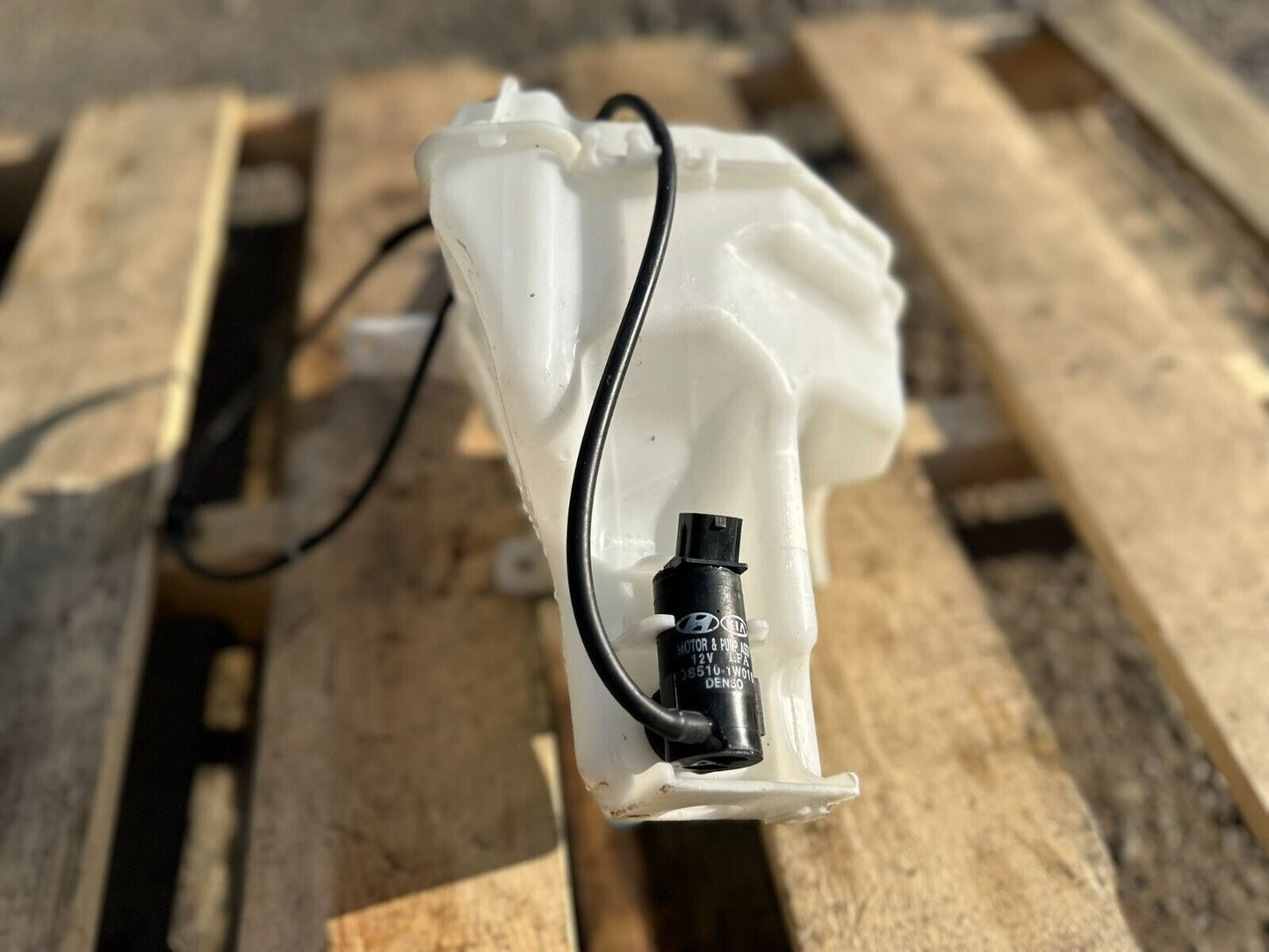 12-17 Hyundai Accent Windshield Washer Reservoir Tank W/motor OEM