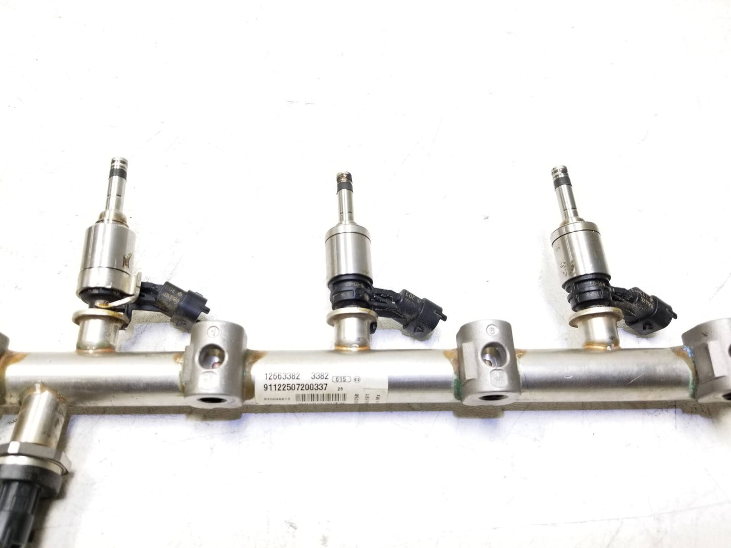 2013 - 2016 GMC Acadia Fuel Rail W/ Injector Set 3.6l OEM