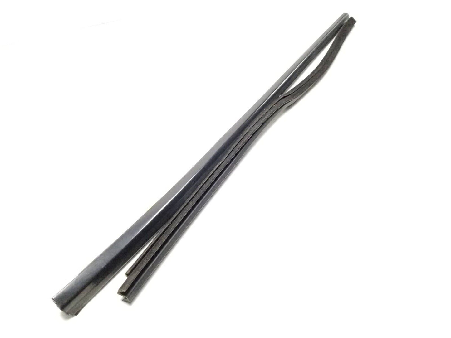 2013 - 2016 Hyundai Genesis Coupe Front Door Window Belt Seal Driver Side Lh OEM