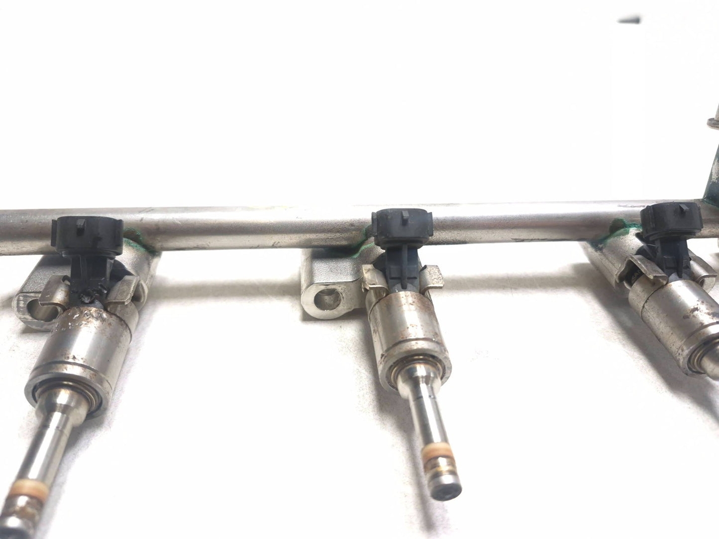 2015 Nissan Juke Fuel Rail W/ Injectors OEM