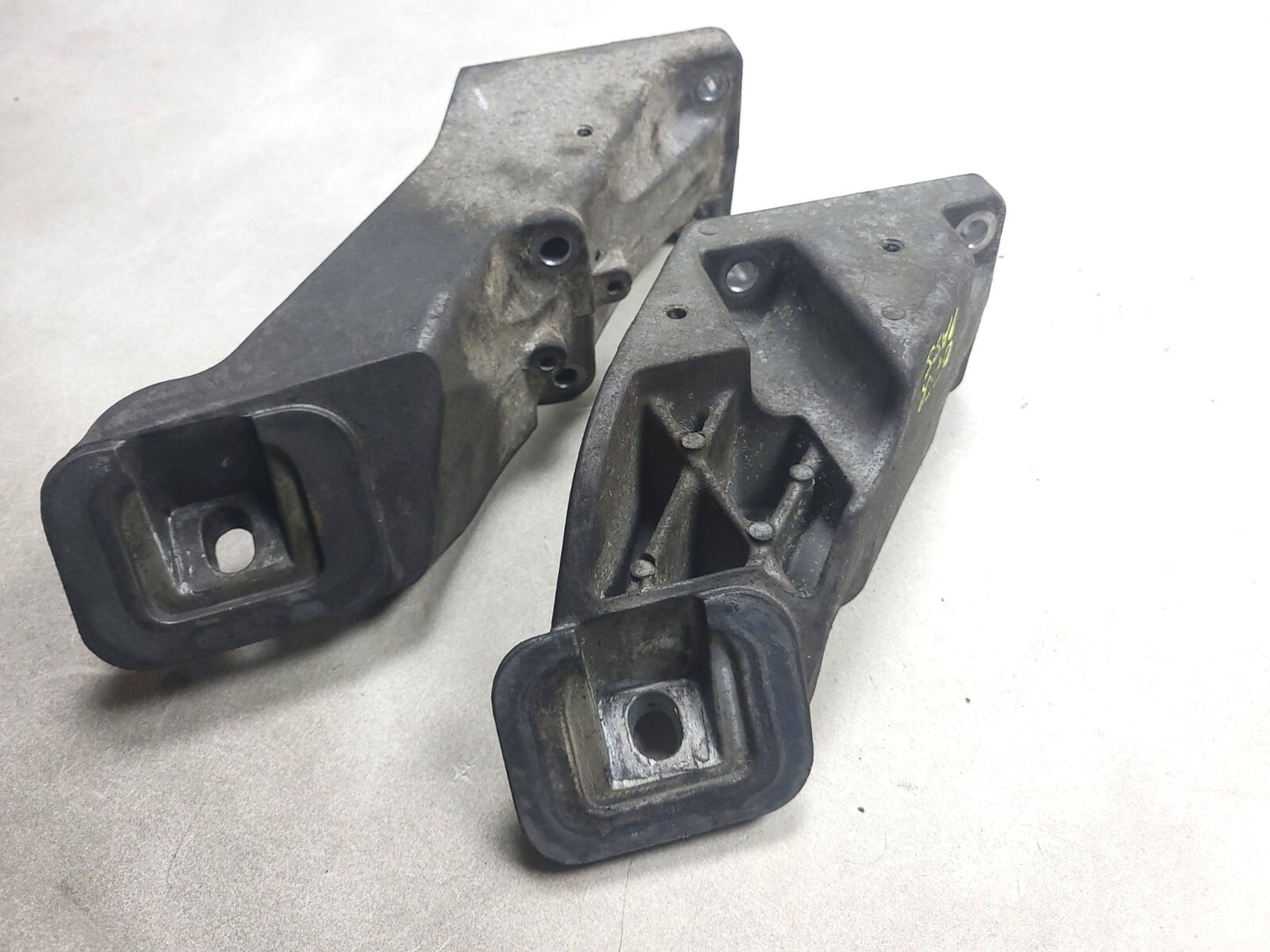 2007 Range Rover 4.2l Engine Motor Mount Bracket Left & Right Pair OEM