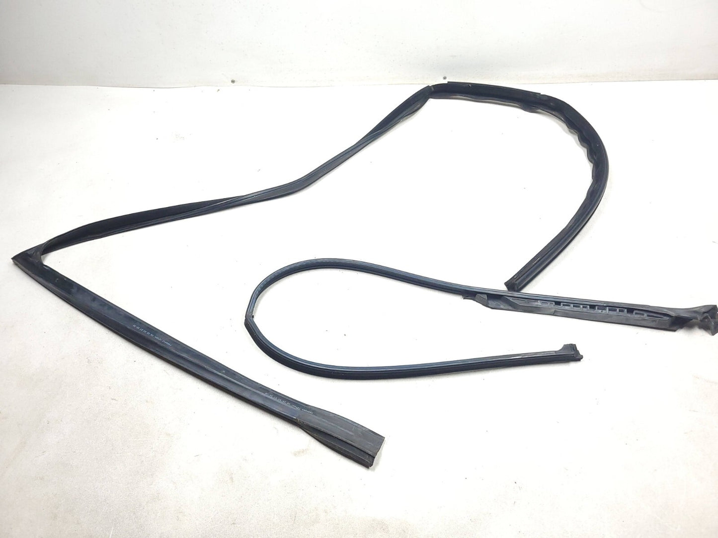 2007 Range Rover Front Door Molding & Weatherstrip Seal Driver Side Left Set OEM