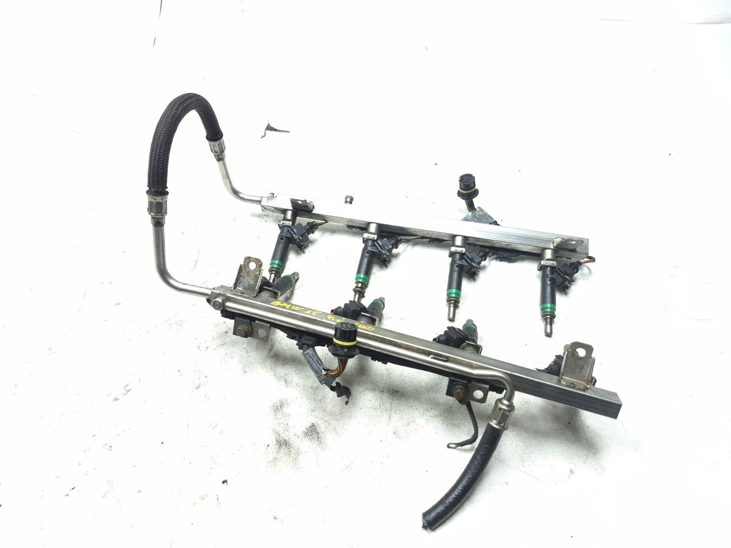 2010 BMW X5 4.8l Fuel Rail W/ Fuel Injector Set OEM