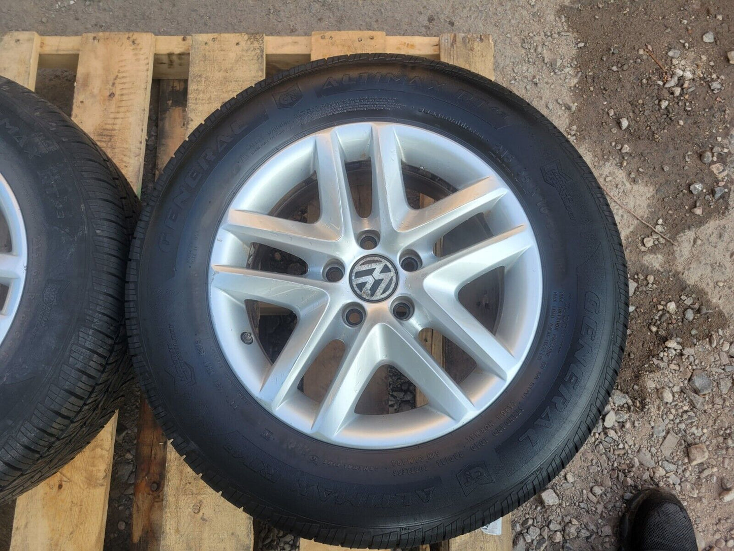 09- 18 Volkswagen Tiguan Wheel Rim W/ Tire General 215/65r16 Pair OEM