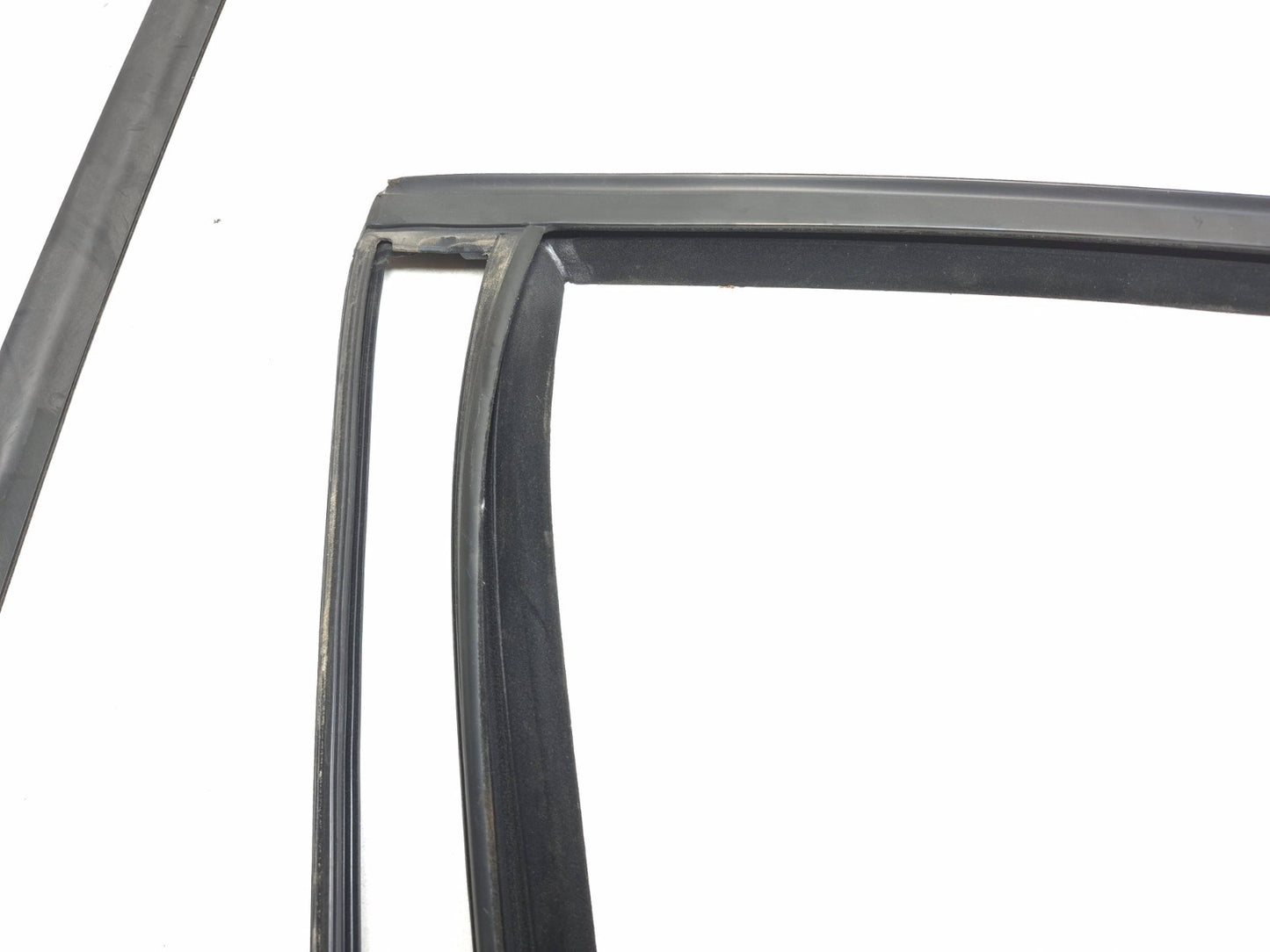 2017 Ford Focus Hatchback Rear Door Weatherstrip Seal Driver Side Left 3pcs OEM