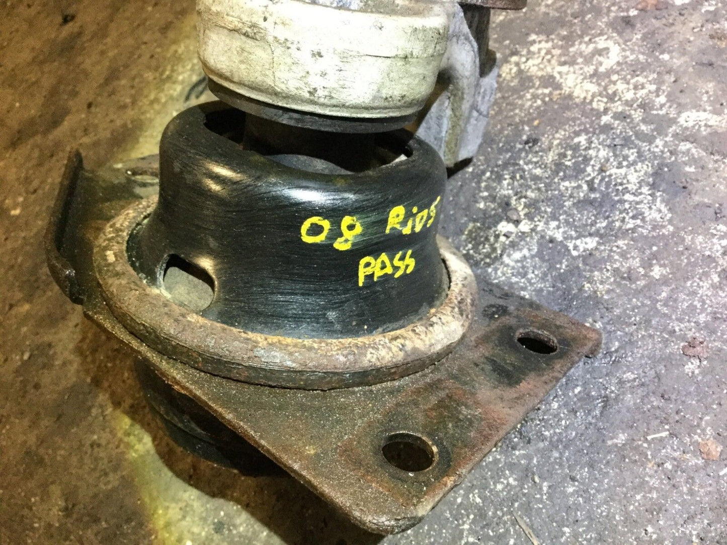 06 07 08 09 10 11 Kia Rio 1.6l Front Upper Engine Motor Mount OEM