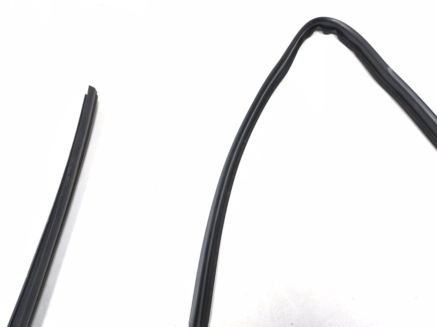 2011 BMW 535i F10 Front Door Window Belt Weatherstrip Seal Passenger Side Rh OEM