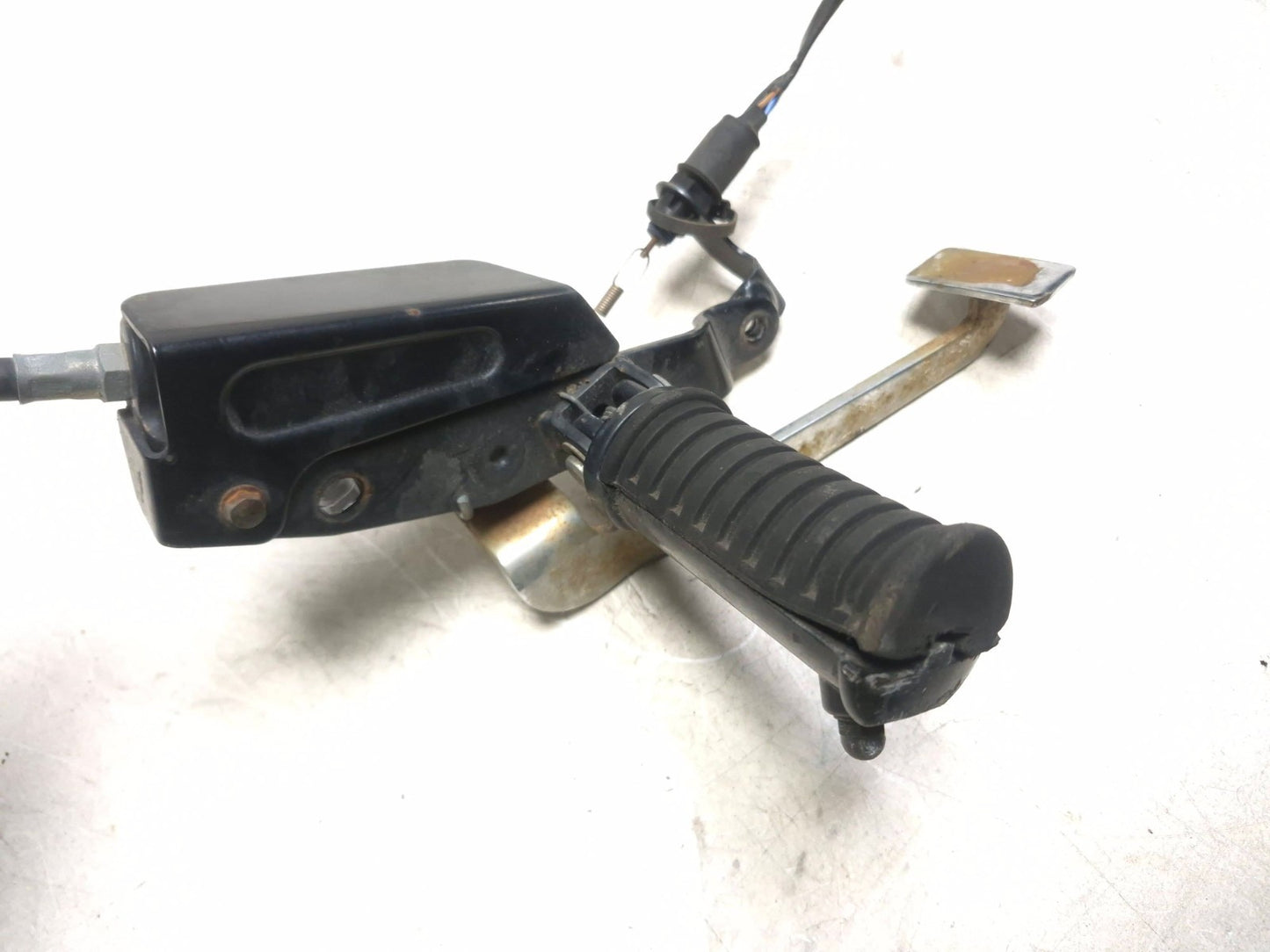 2005 Kawasaki Bn125 Eliminator Front Right Footrest W/ Brake Pedal Assy OEM