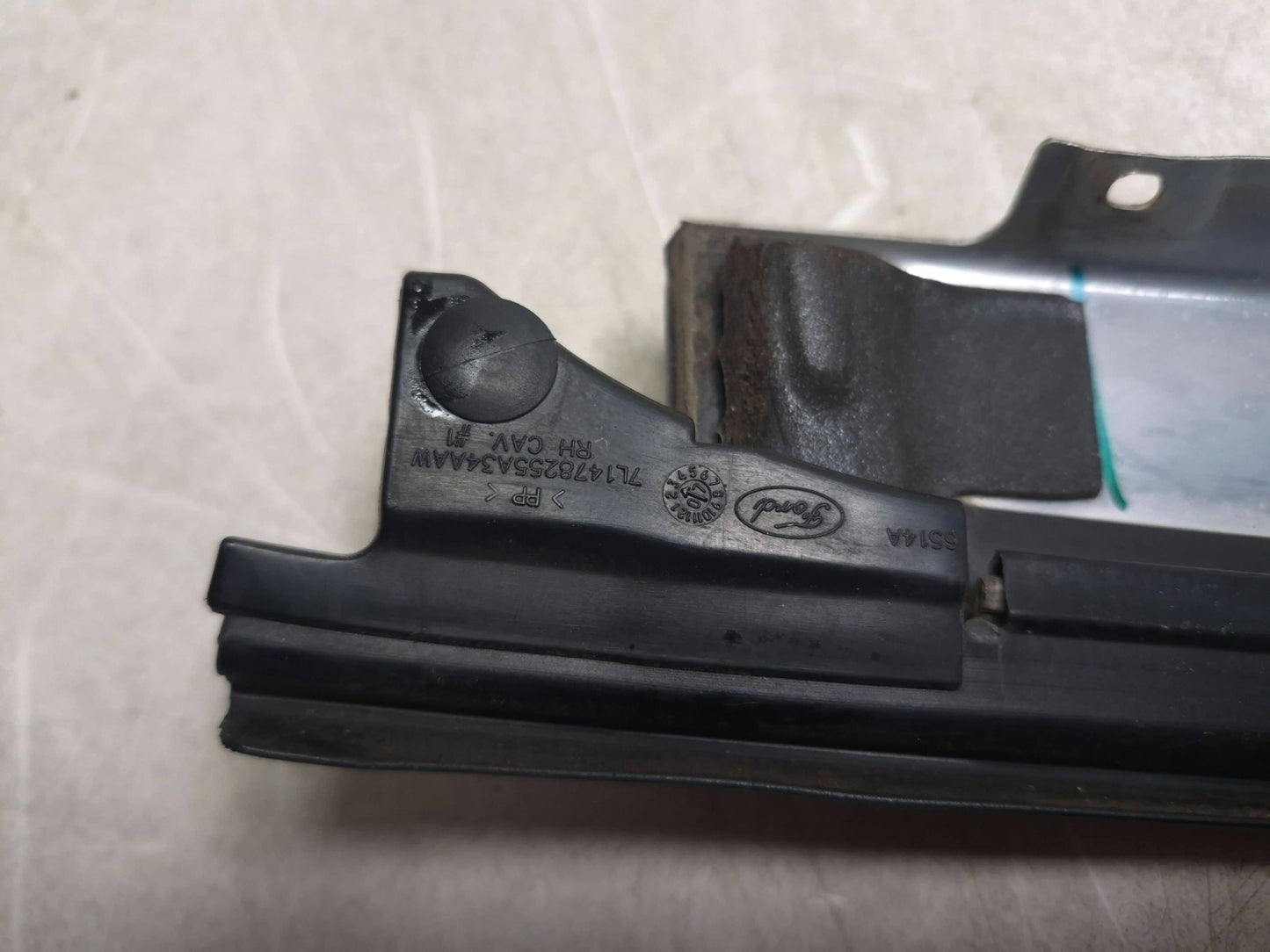 2008 Lincoln Navigator Rear Door Pillar Molding Trim Left & Right OEM