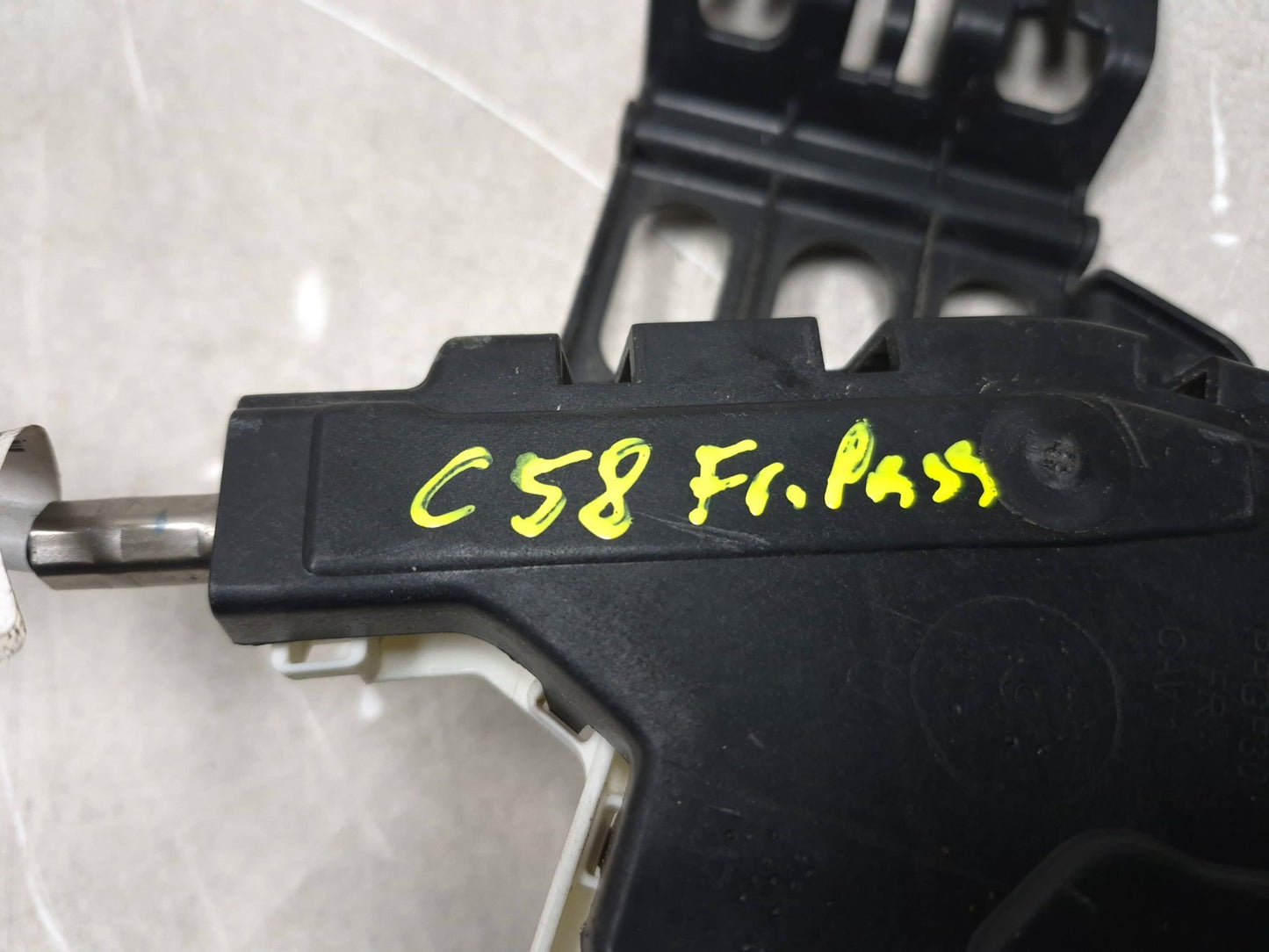 2018 Chrysler 300 Limited AWD Front Passenger Side Door Handle Lock Latch OEM