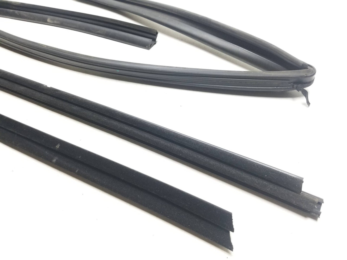 2016 Dodge Durango Front Door Window Belt Seal Passenger Side Right OEM