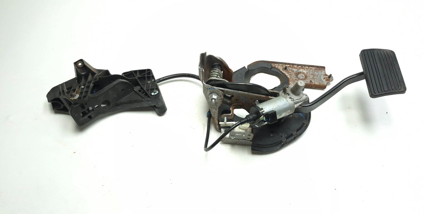 2013 Cadillac Escalade Esv Brake Pedal W/ Bracket Assy OEM
