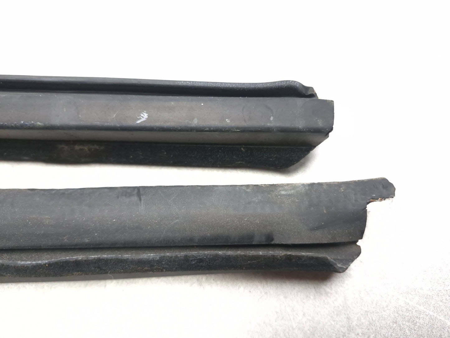 2008 Lincoln Navigator Rear Door & Window Weatherstrip Seal Passenger Side OEM
