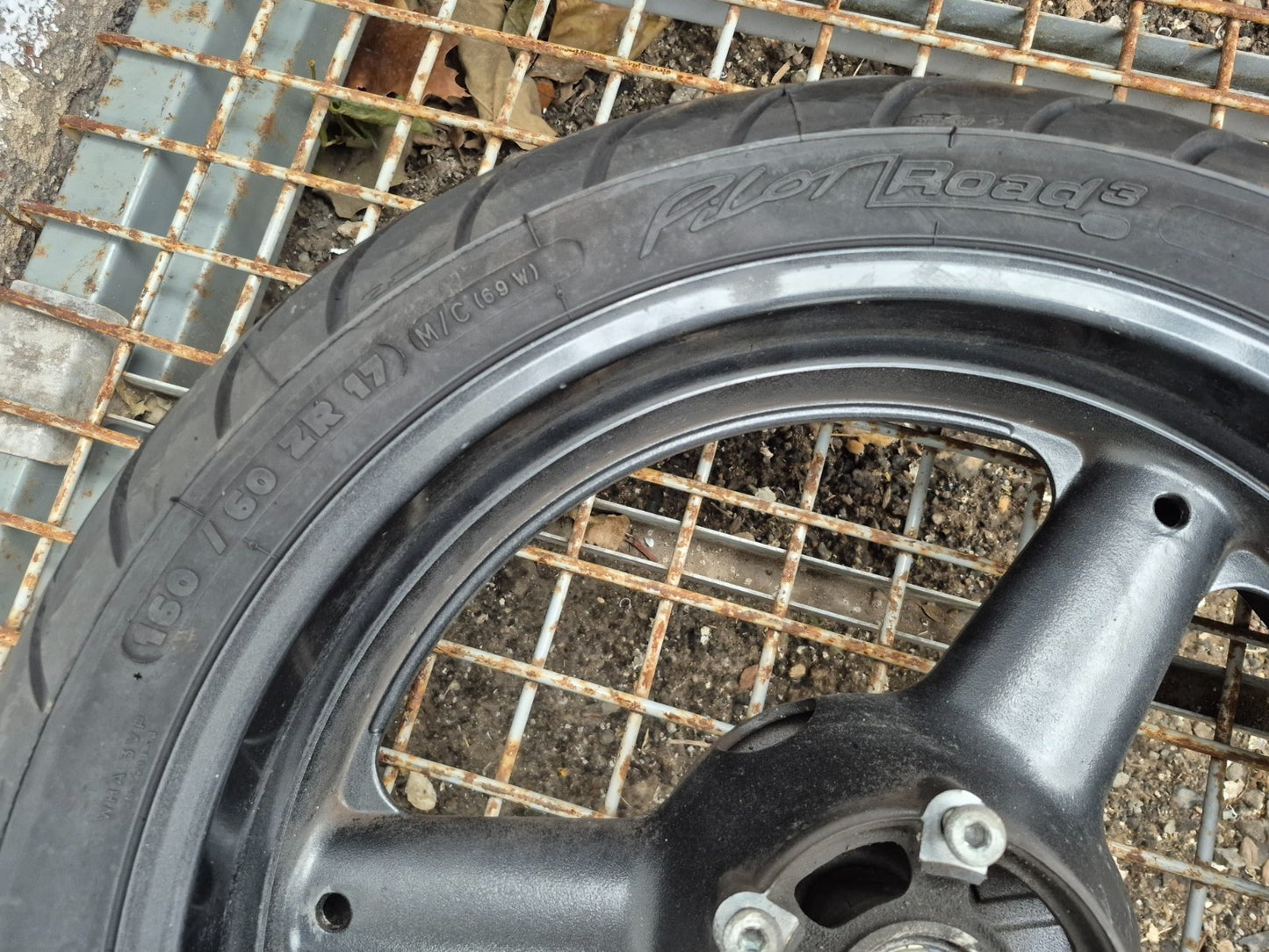 2001 Suzuki Gsx 750f Katana  Rear & Front Wheel W/ Tire Pair R 17 OEM