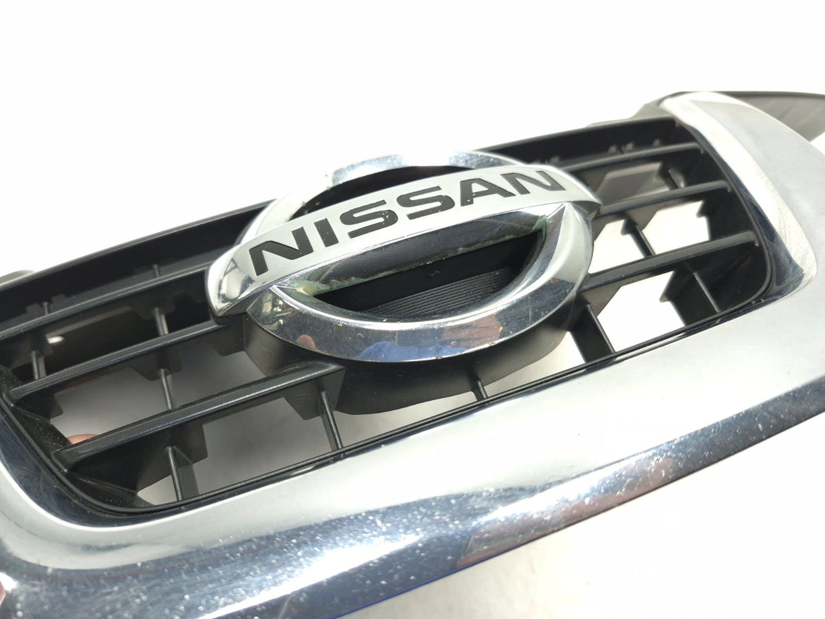2011-2014 Nissan Juke Front Bumper Grille Assembly & Emblem  OEM