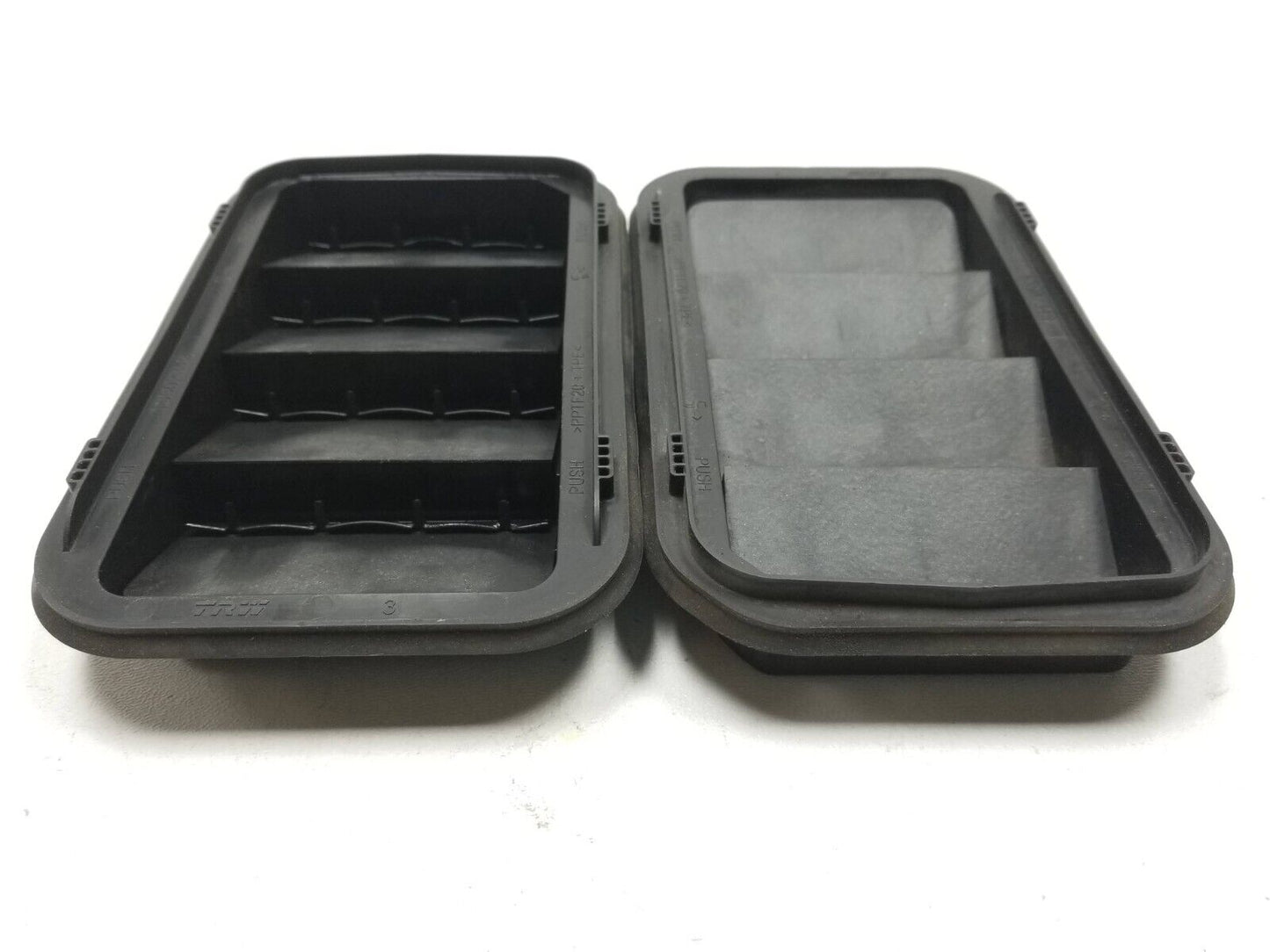 13 14 15 16 GMC Acadia Cab Pressure Vent 2pcs 13502349 OEM