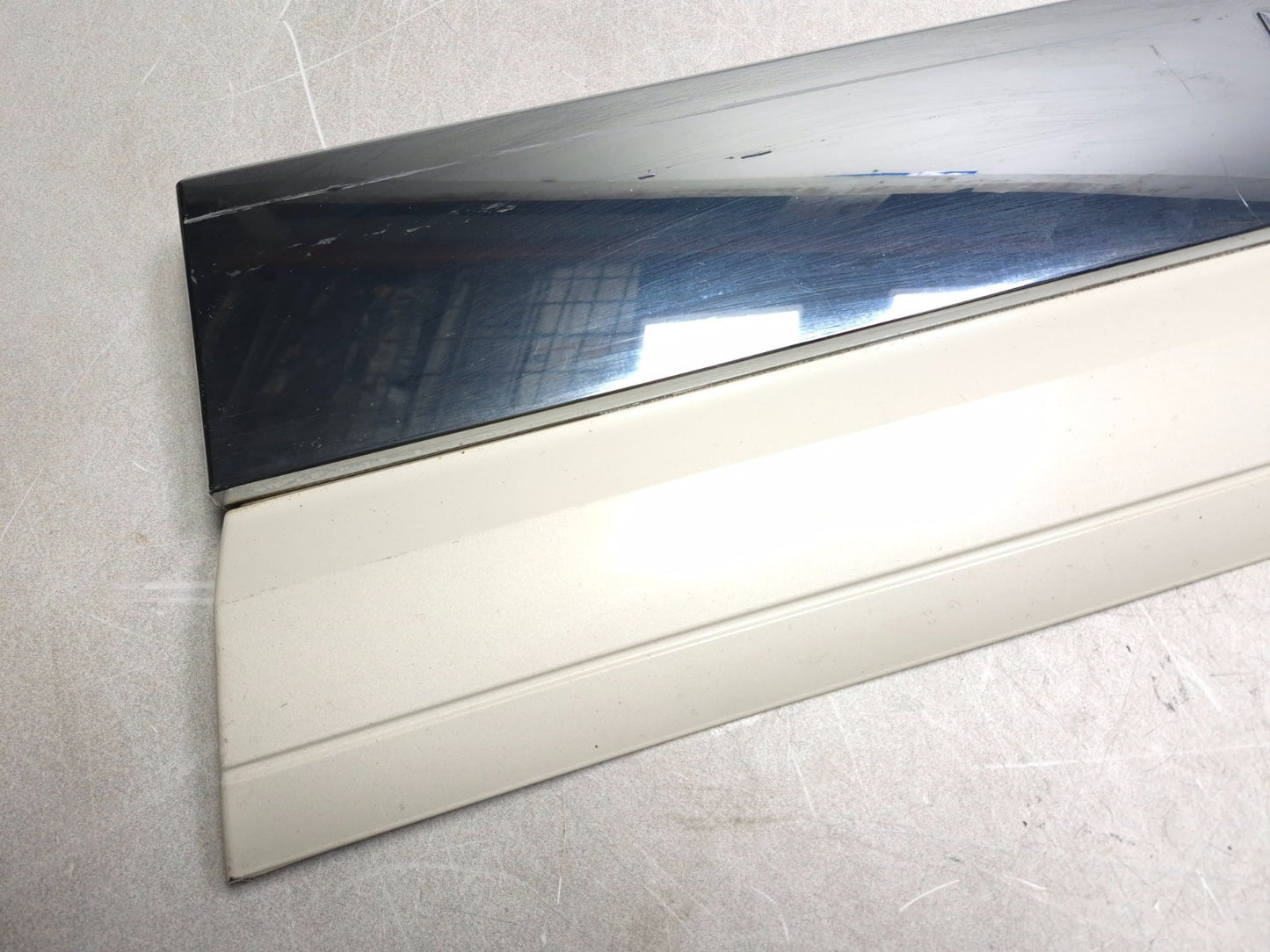 2008 Lincoln Navigator Front Door Lower Molding Passenger Side Right OEM