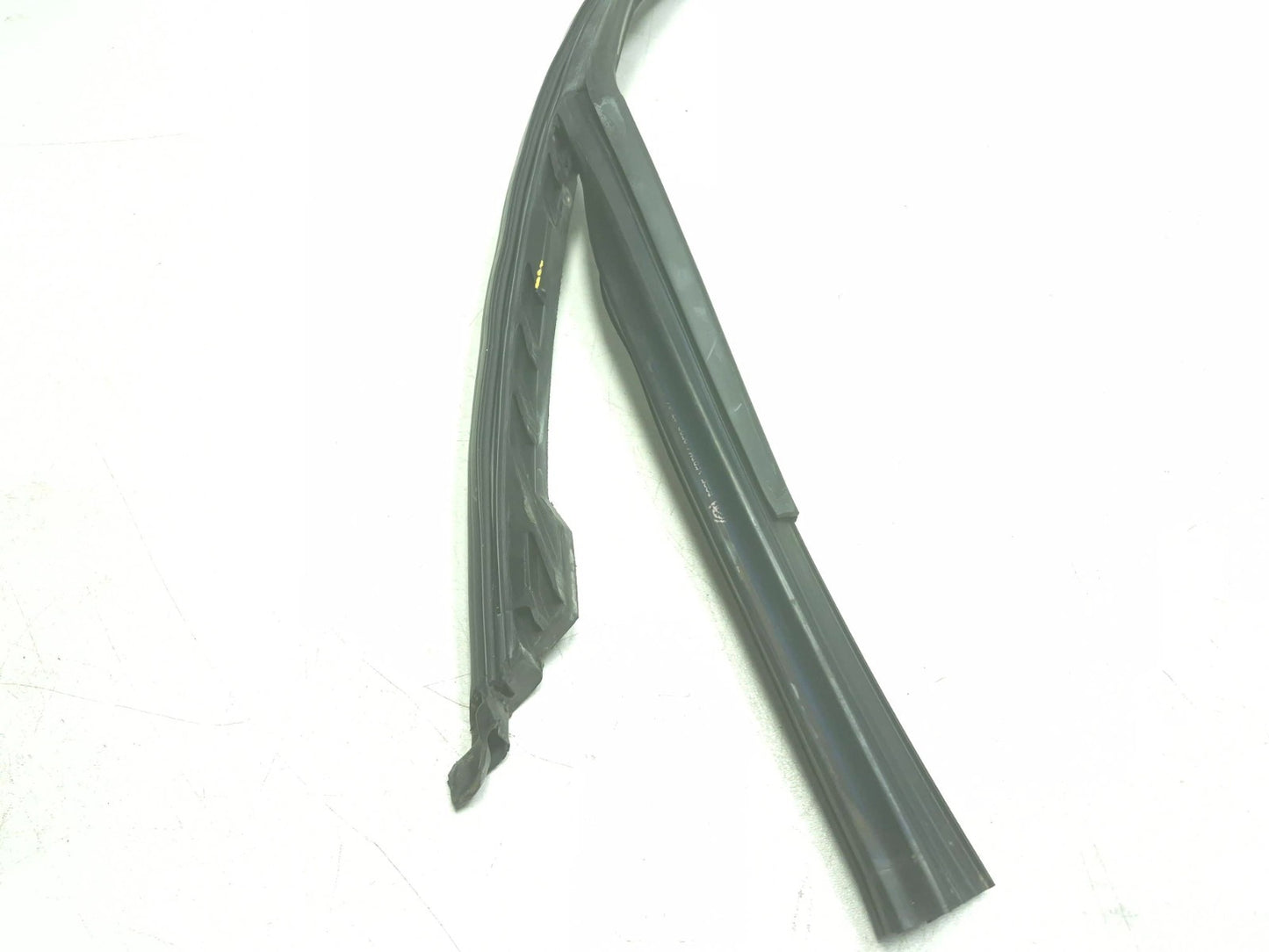 2014 Fiat 500l Door Weatherstrip Front Passenger Side Right OEM