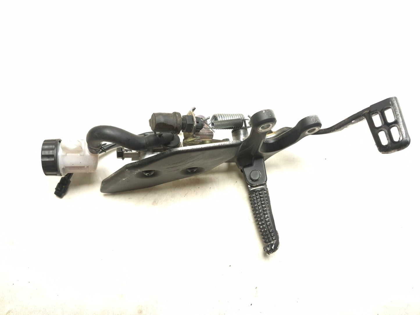 2025 Yamaha Yzf R3 Rear Brake Master Cylinder W/ Footrest Assy OEM