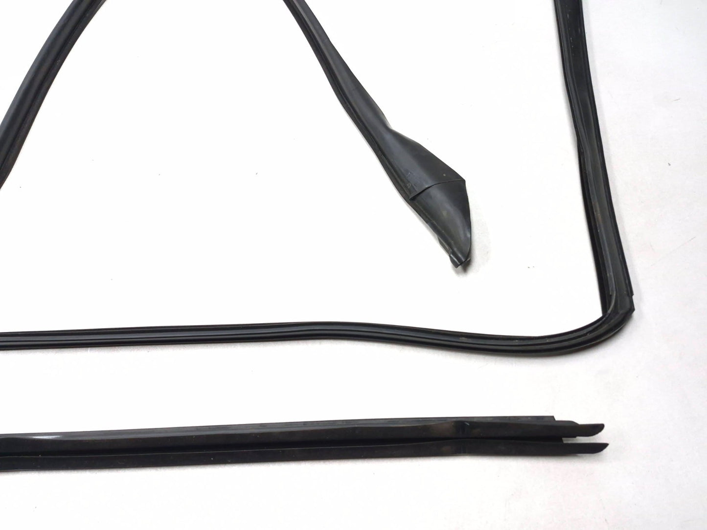 2011 BMW 535i F10 Front Door Window Belt Weatherstrip Seal Passenger Side Rh OEM