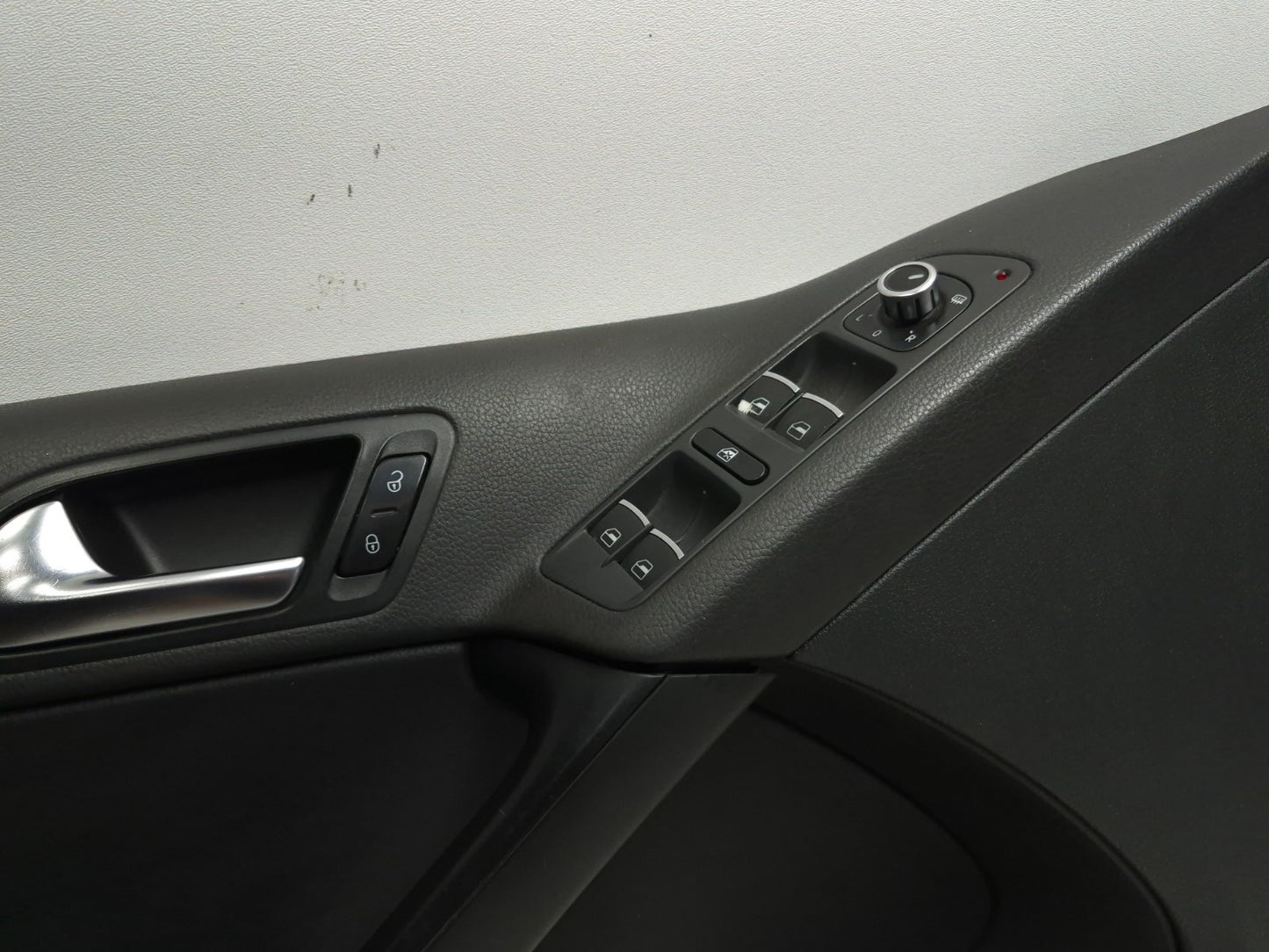 2011 Volkswagen Tiguan Front Interior Door Trim Panel Left & Right Pair OEM