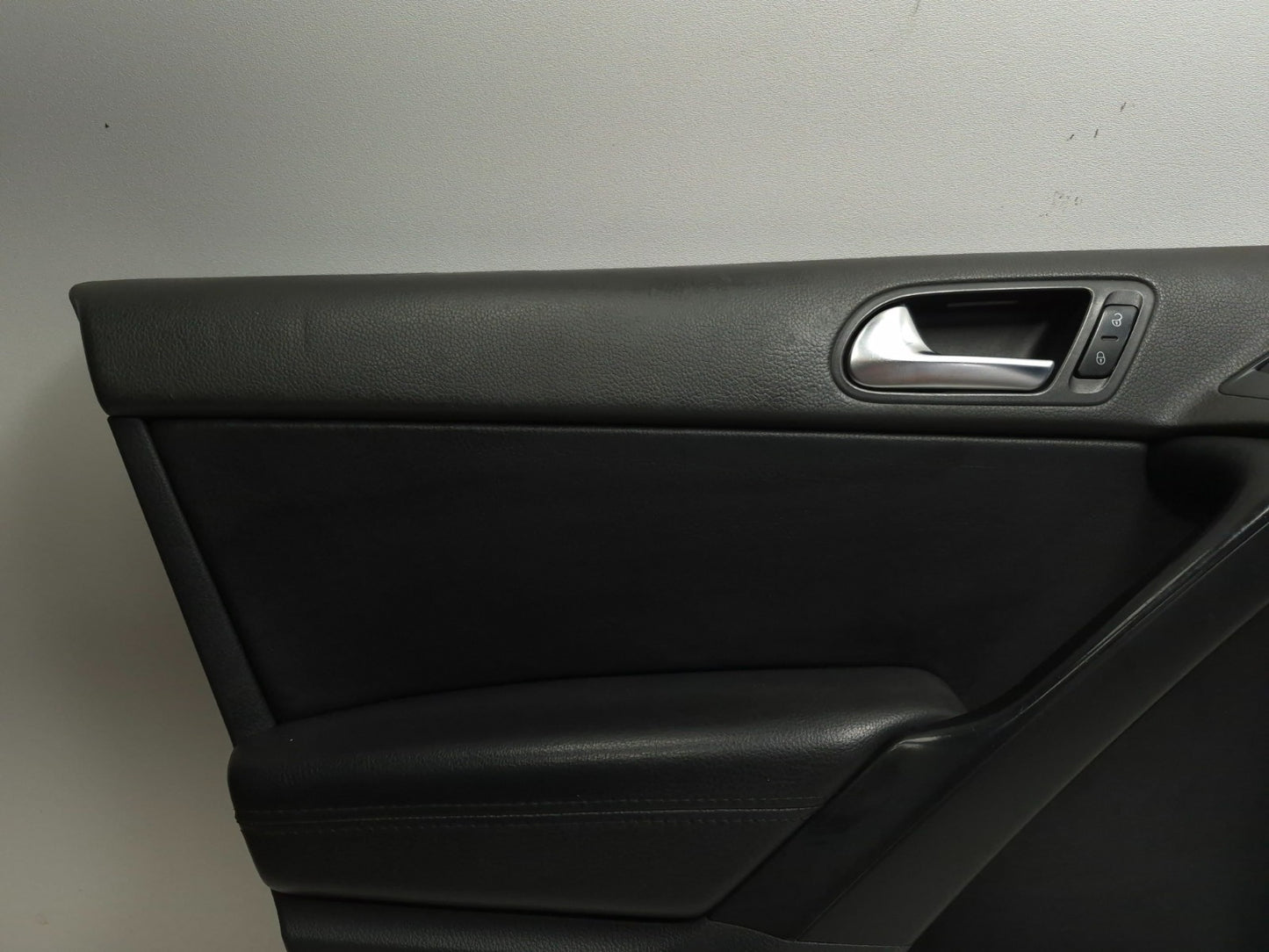 2011 Volkswagen Tiguan Front Interior Door Trim Panel Left & Right Pair OEM